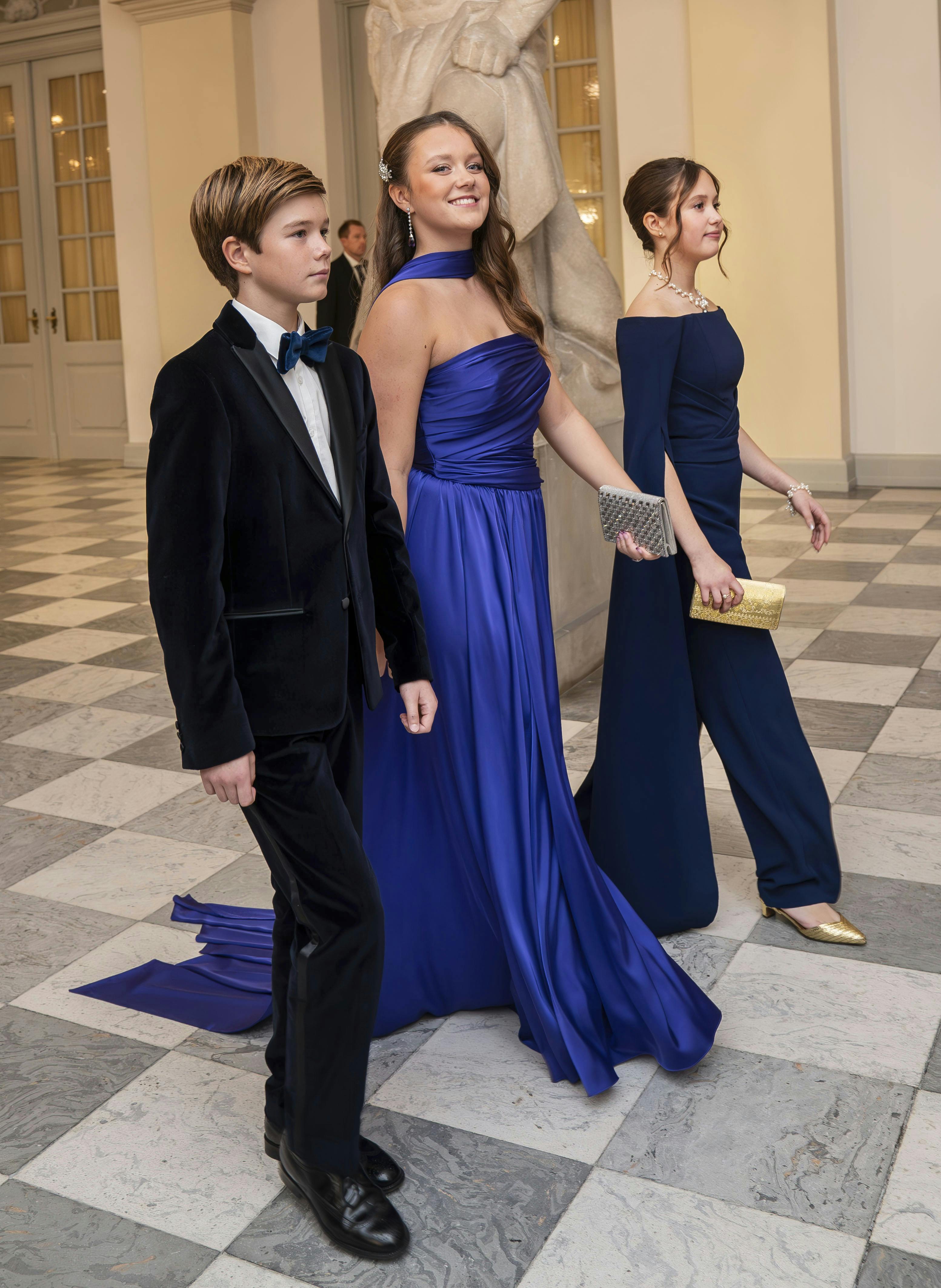 Sådan så det ud, da prinsesse Isabella, prinsesse Josephine og prins Vincent ankom til storebrors 18-års fødselsdag i 2023.