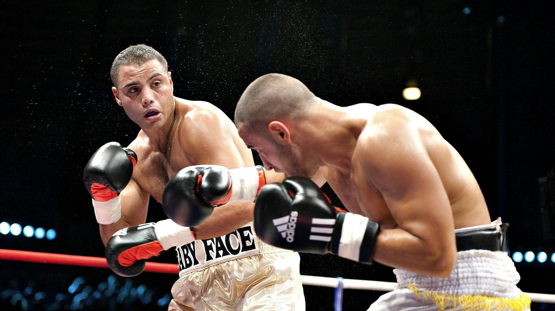 PROFF-BOKSESTÆVNE HERNING.: Mellemvægt: Ahmad Kaddour (Danmark) (gyldne buxer: Baby Face) vinder over Mike Ermis (Tyskland) under proff boksestævnet i Herning Messecenter lørdag den 12. september.