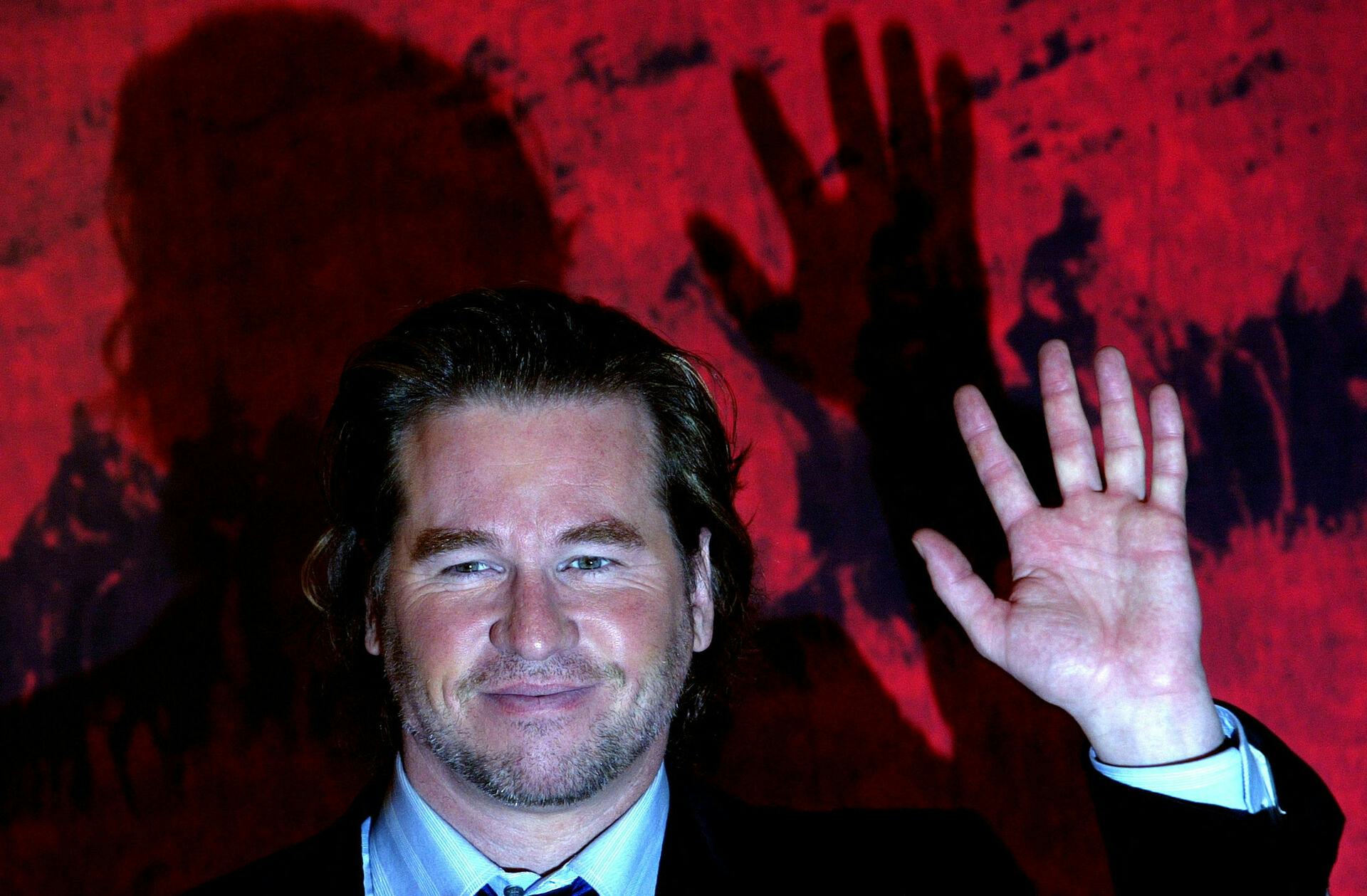 FILE PHOTO: U.S. actor Val Kilmer waves to photographers during a photocall in a downtown hotel in Rome January 10, 2005. REUTERS/Alessia Pierdomenico