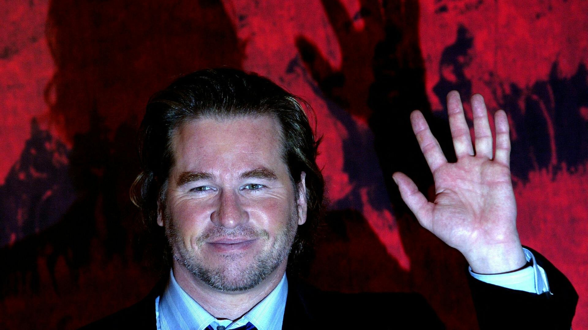 FILE PHOTO: U.S. actor Val Kilmer waves to photographers during a photocall in a downtown hotel in Rome January 10, 2005. REUTERS/Alessia Pierdomenico
