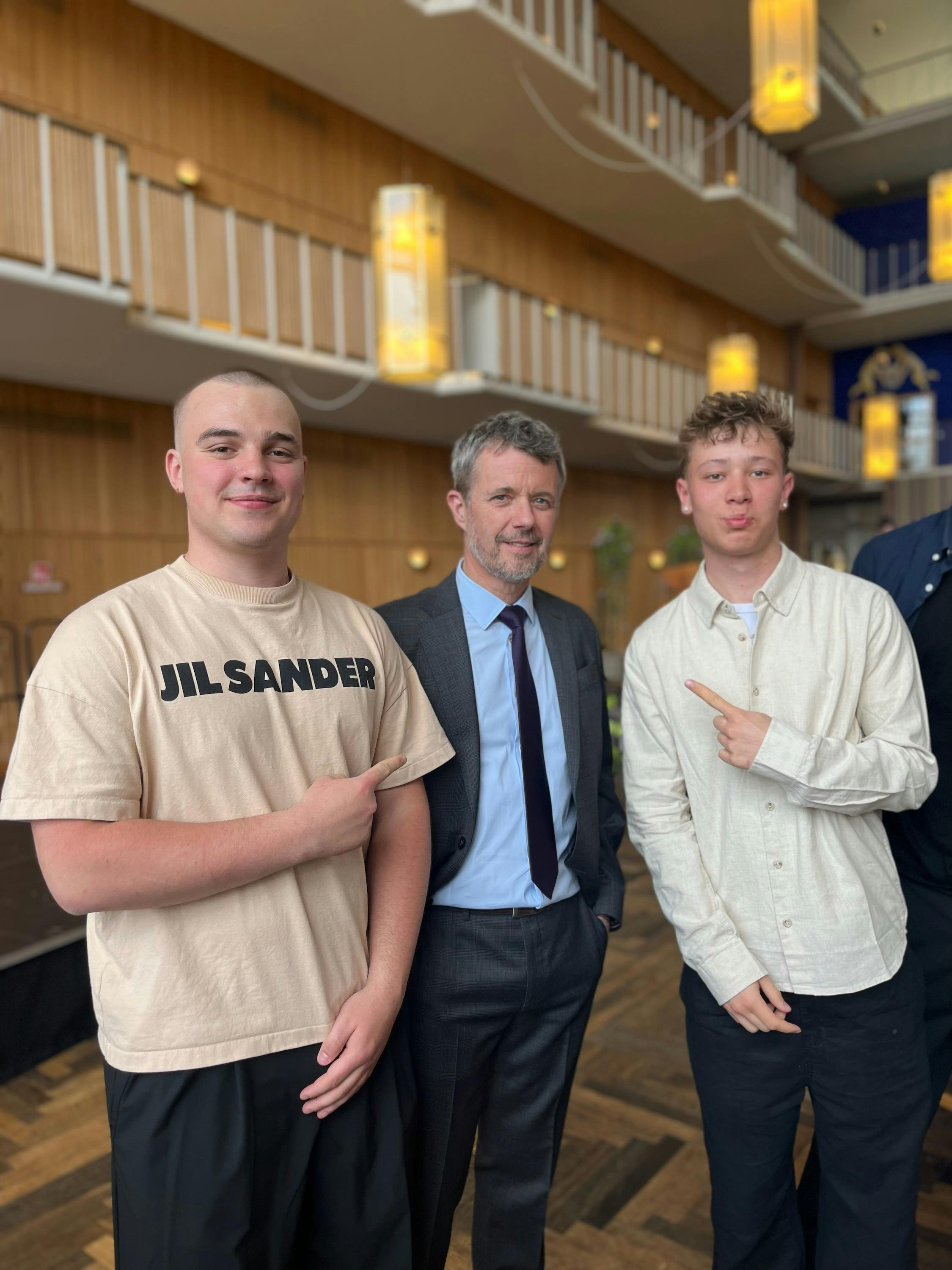 Man kan godt se, at kong Frederik ikke er helt med på selfielegen. Men billedet er i hvert fald i kassen!