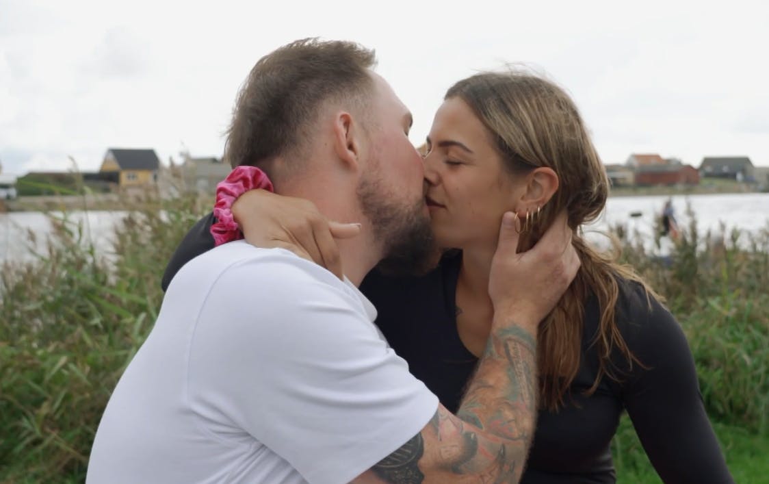 Jonas Hartmann får endelig smagt lidt på "Smukke Klara" i "Kærlighed hvor kragerne vender".