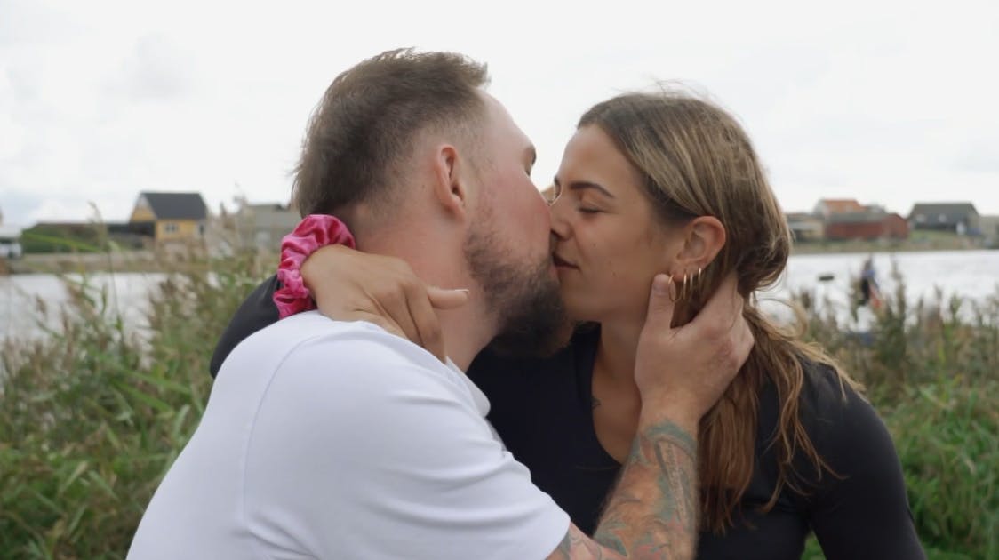 Jonas Hartmann får endelig smagt lidt på "Smukke Klara" i "Kærlighed hvor kragerne vender".