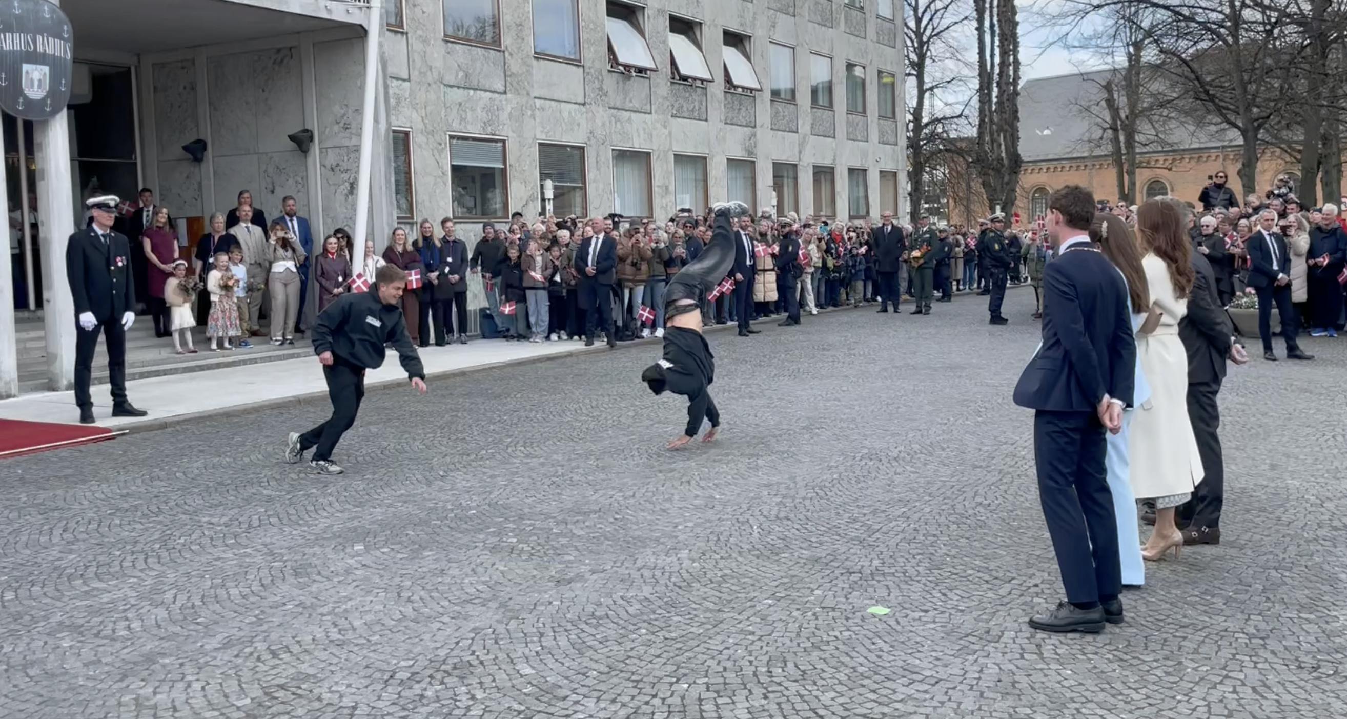 Det kan man vist kalde en levende forestilling.