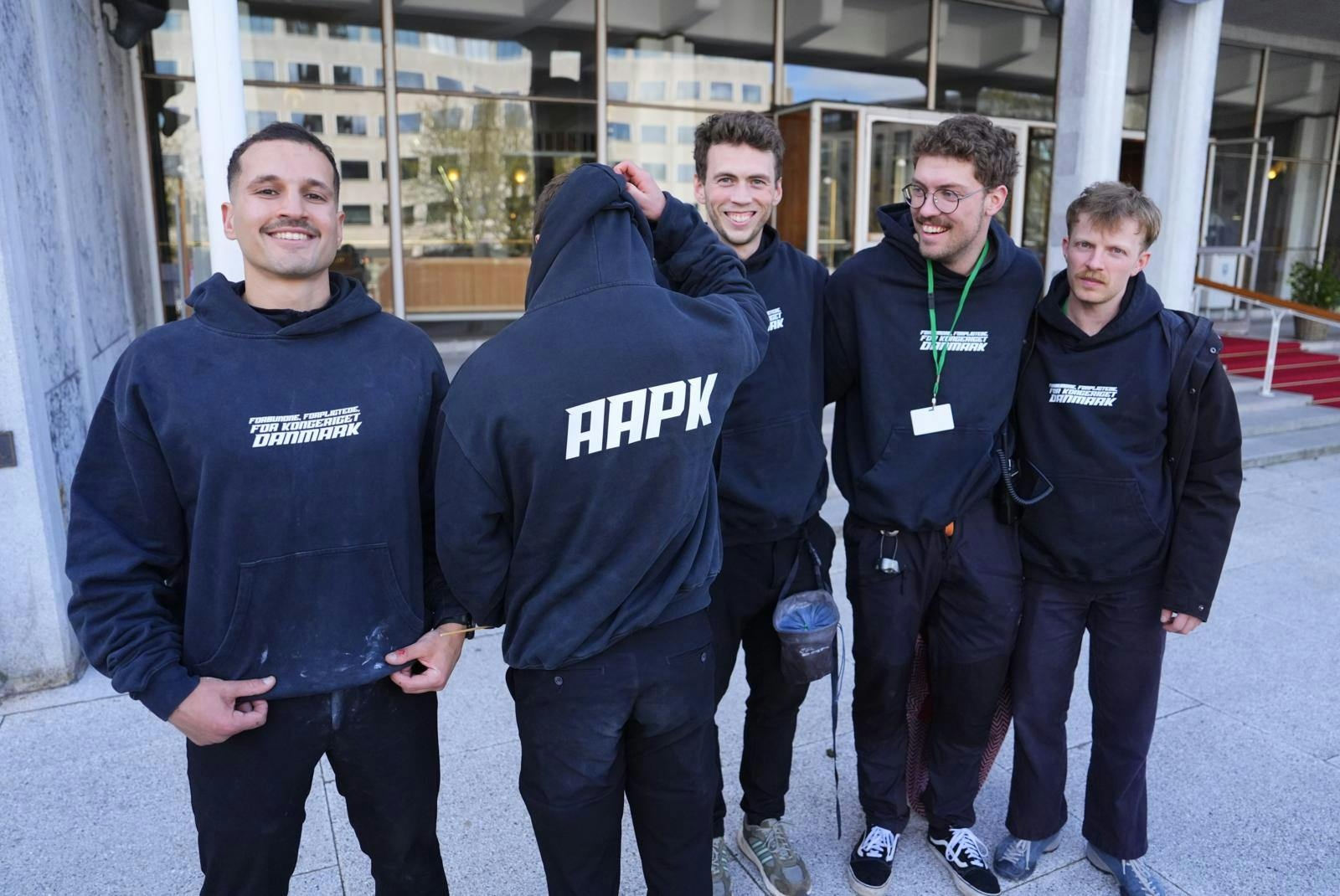 Her ses "Momo" (helt til venstre) sammen med resten af holdet.