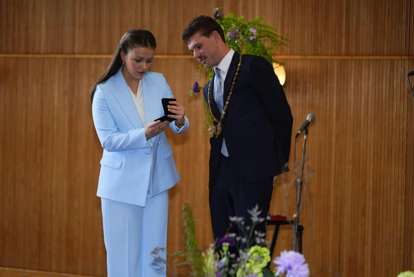 Her modtager prinsesse Isabella det smukke armbånd.