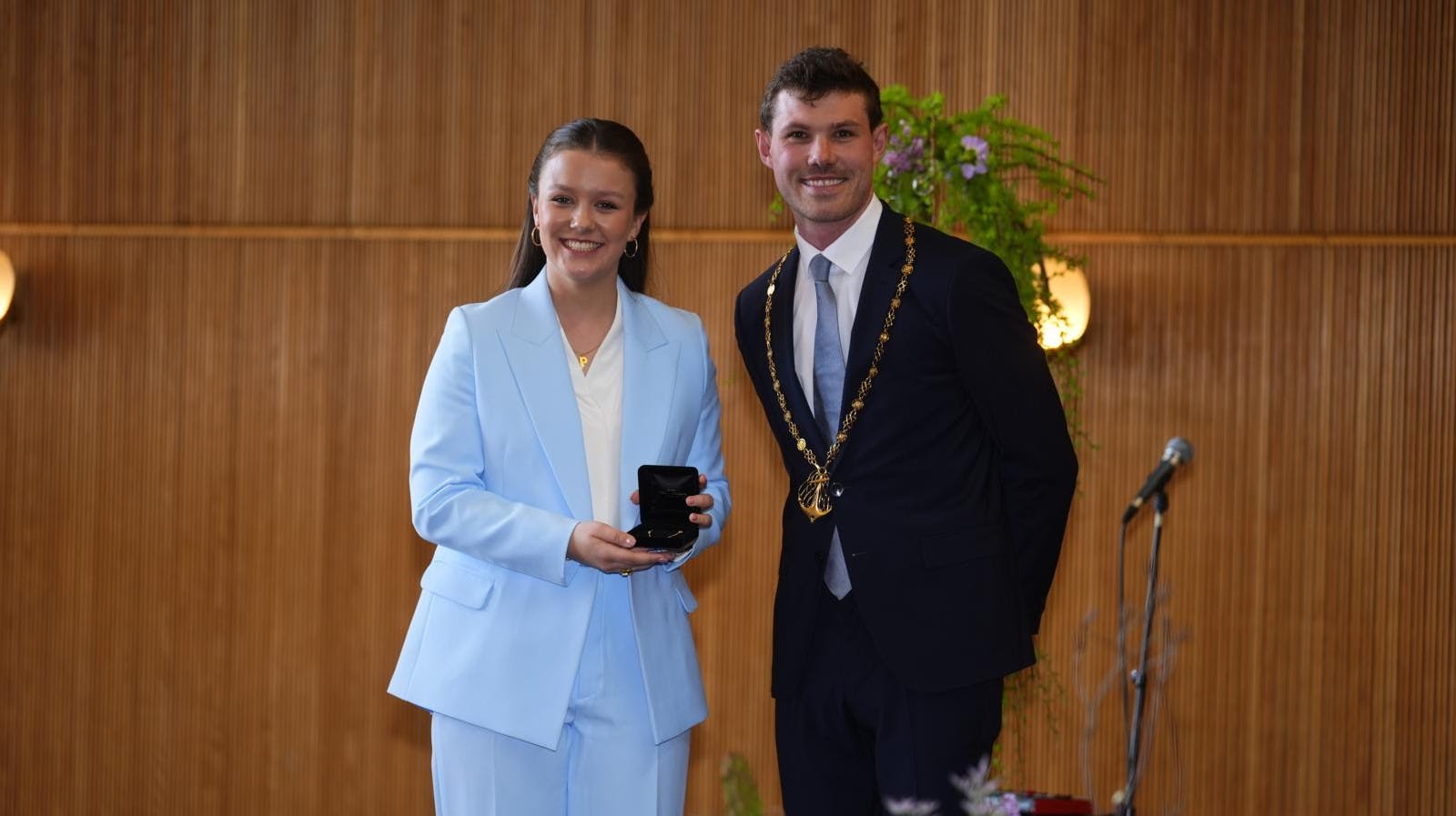 Aarhus borgmester Anders Winnerskjold (S) overrakte prinsessen med en gave fra byen til 10.000 kroner. Et armbånd af 14 karat guld, som er lavet af en lokal guldsmed.