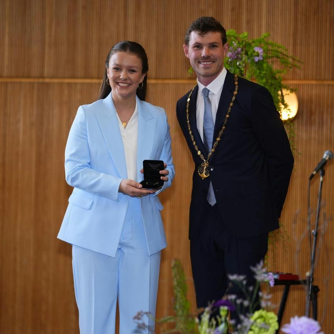 Aarhus borgmester Anders Winnerskjold (S) overrakte prinsessen med en gave fra byen til 10.000 kroner. Et armbånd af 14 karat guld, som er lavet af en lokal guldsmed.