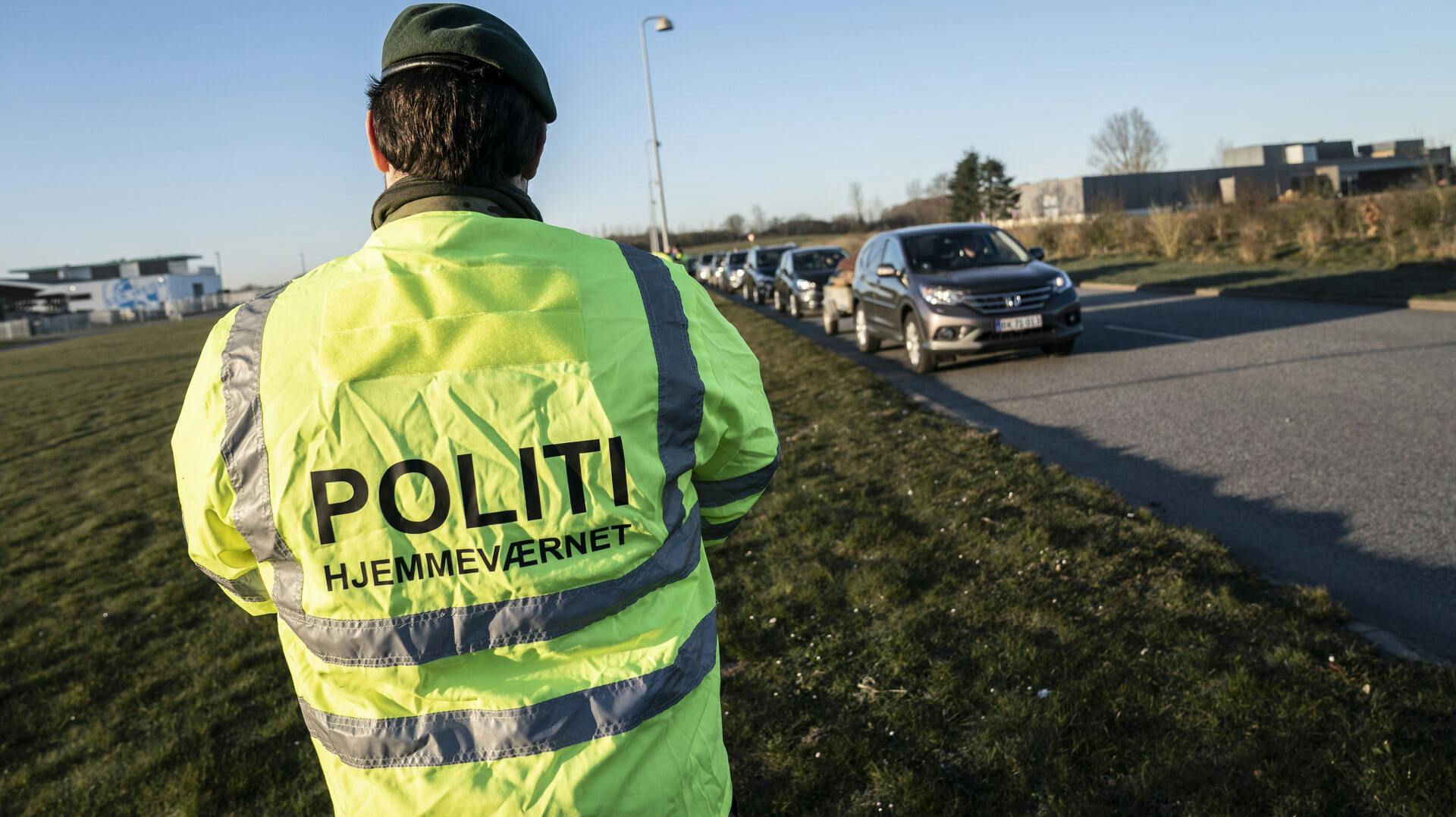 Flere genbrugspladser åbnede igen tirsdag den 31 marts. Her fra Fredericia Kommunes genbrugsplads på Bundgårdsvej. Her hjalp politi hjemmeværnet med at får det til at glide uden problemer.. (Foto: Claus Fisker/Ritzau Scanpix)