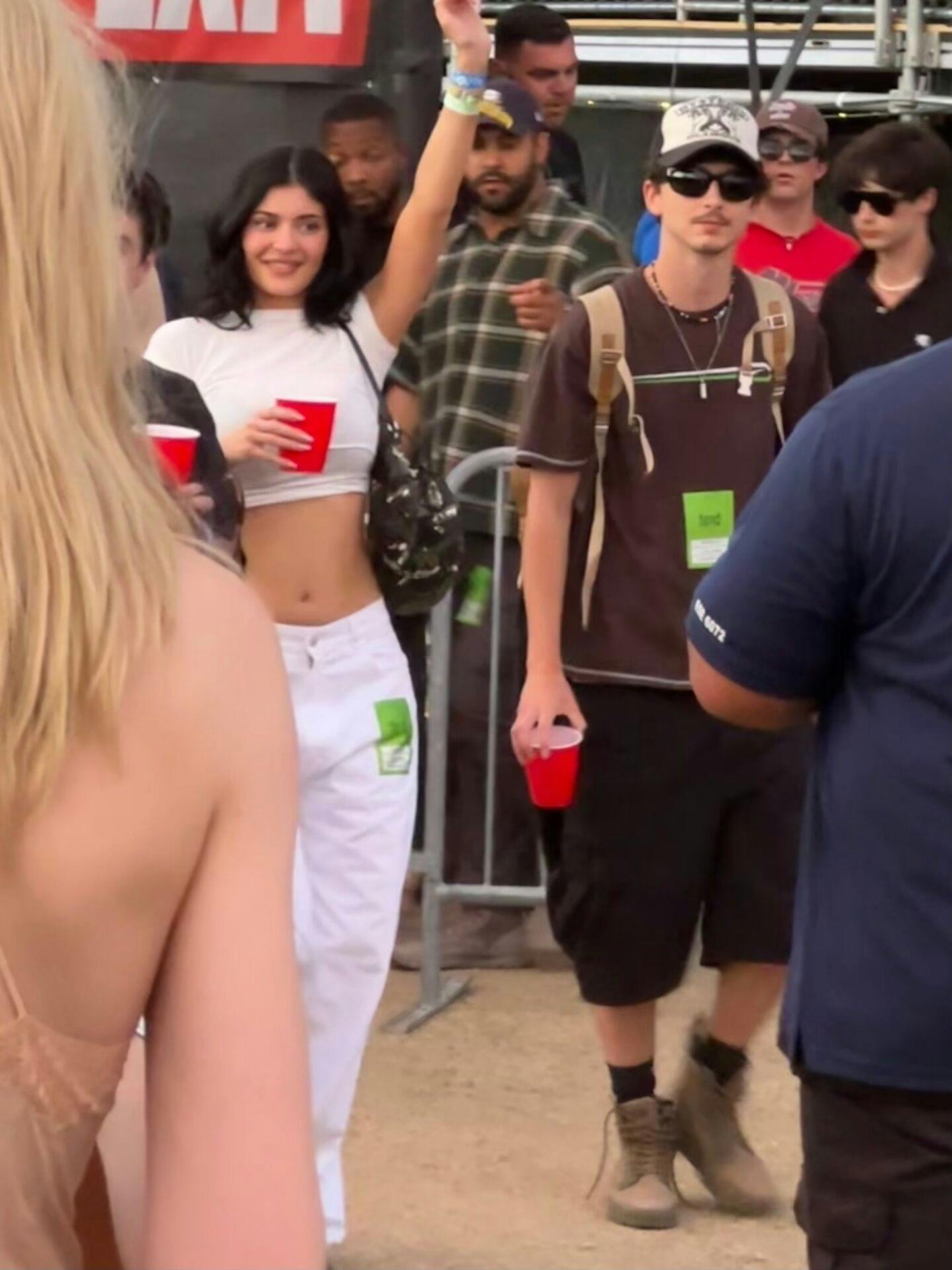 En festklar Kylie Jenner og en praktisk påklædt Timothée Chalamet.