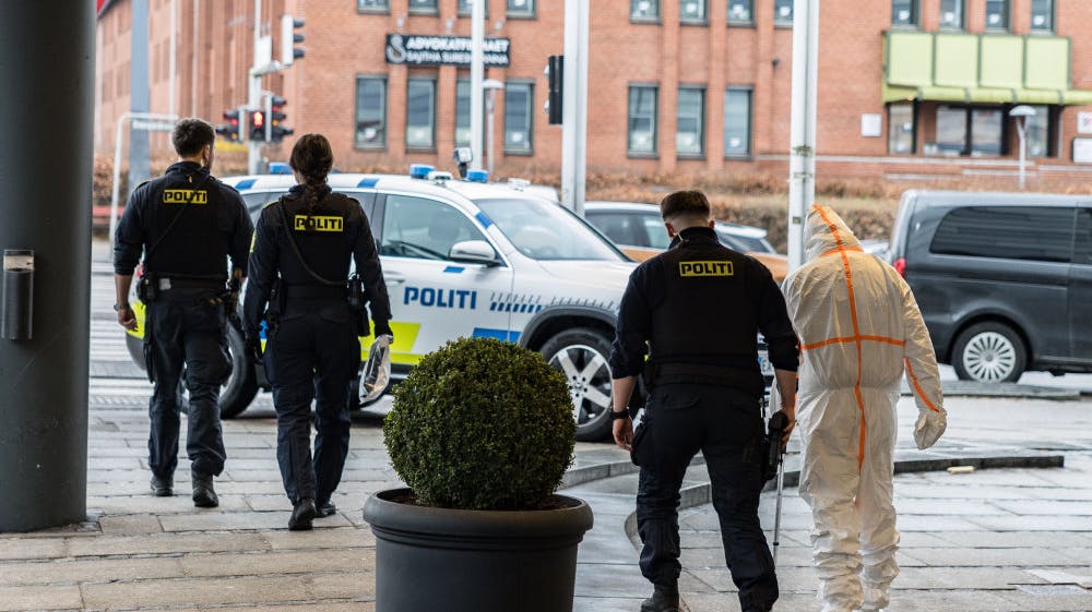 Københavns Politi har søndag anholdt flere ved Glostrup Shoppingcenter. En person føres væk i DNA-dragt. 