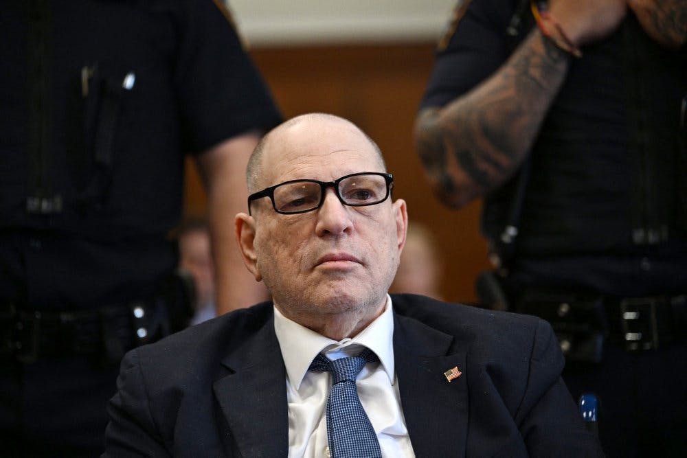 Tidligere filmproducent Harvey Weinstein blev i februar 2020 dømt for voldtægt og seksuelt overgreb og fik 23 års fængsel. 