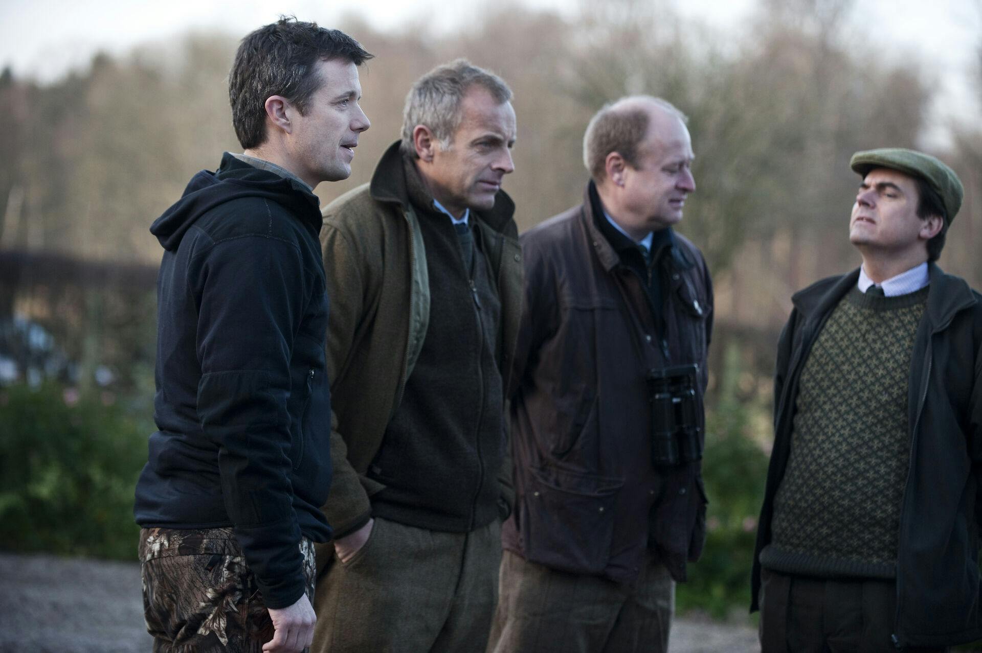 Kronprins Frederik var vært, da der fredag blev afholdt kongelig jagt i Valby Hegn ved Helsinge. Jagtdeltagerne talte flere prominente gæster, og de startede ved Nejlingehus. Her er det th. for kronprinsen direktør Michael Halbye, direktør Peter Tetzlaff og direktør Jakob Reese. (Claus Bjørn Larsen/POLFOTO)