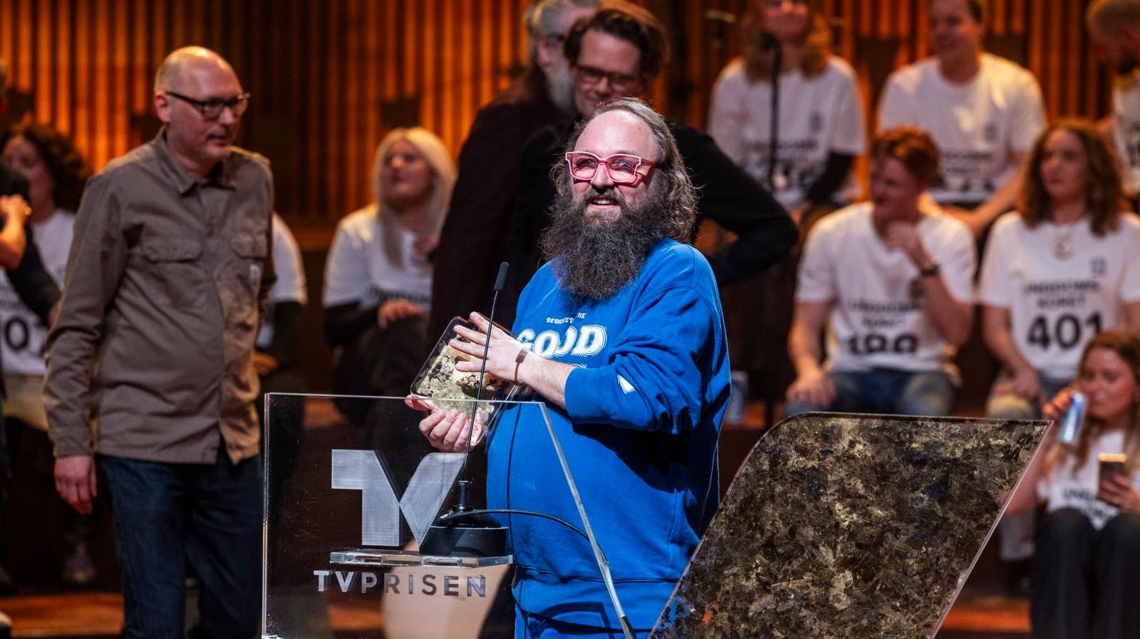 DR-programmet "Onkel Reje og Galaksens Helte" modtog tidligere i år den danske tv-pris som bedste børneprogram. Og det var selvfølgelig Mads Geertsen, som stolt tog imod den.