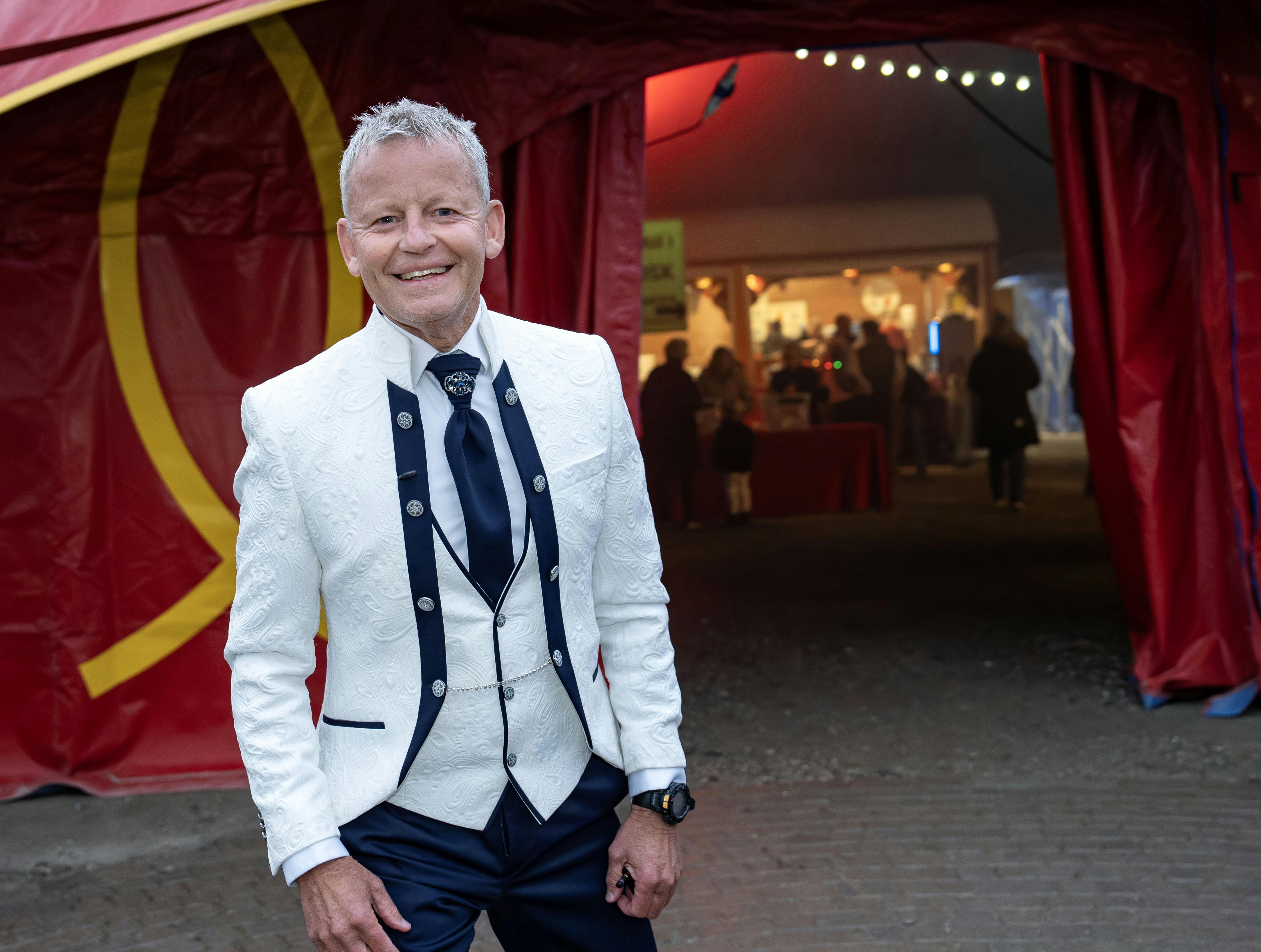 Her ses Bubber foran Cirkus Arena.