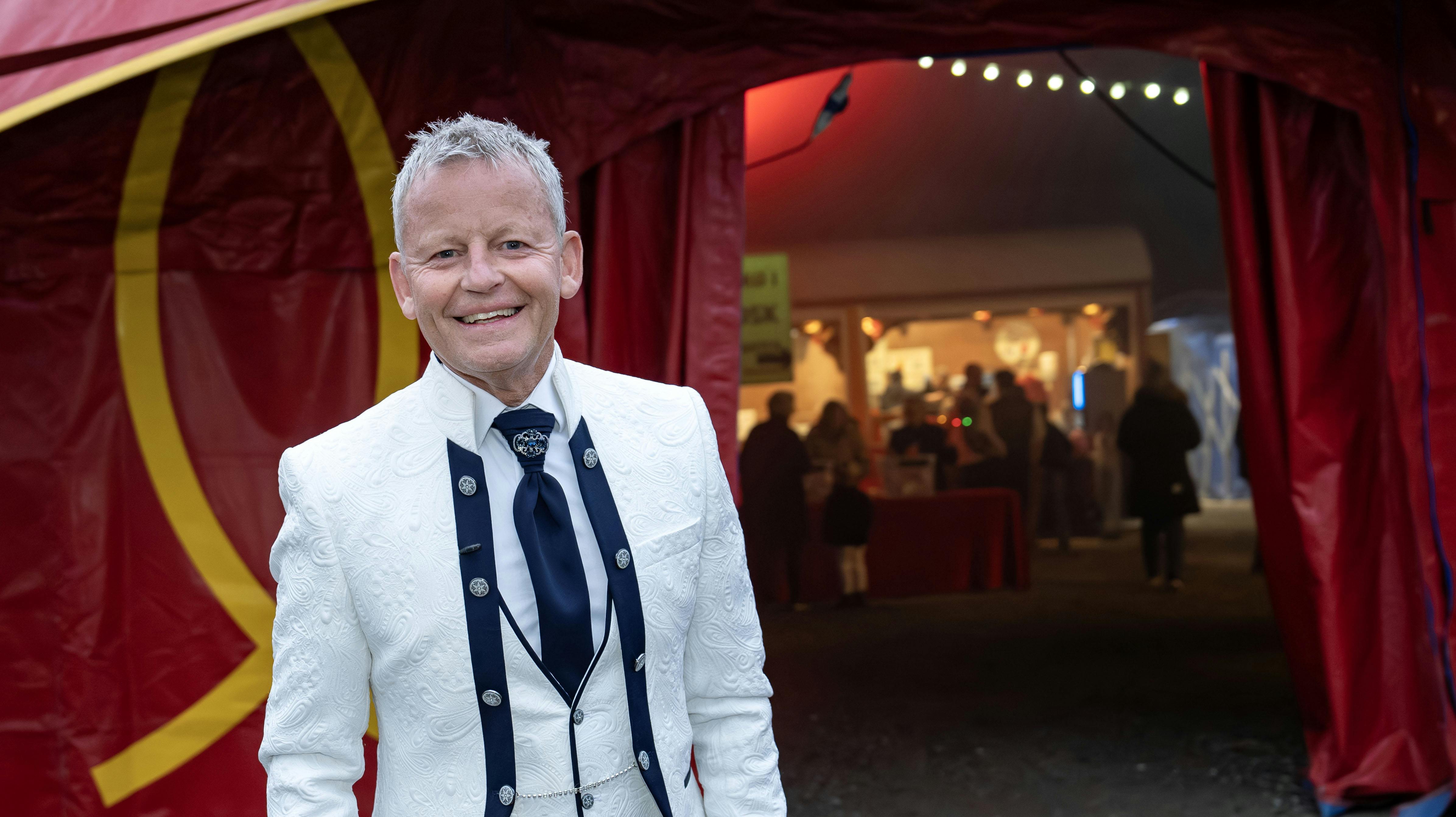 Her ses Bubber foran Cirkus Arena.