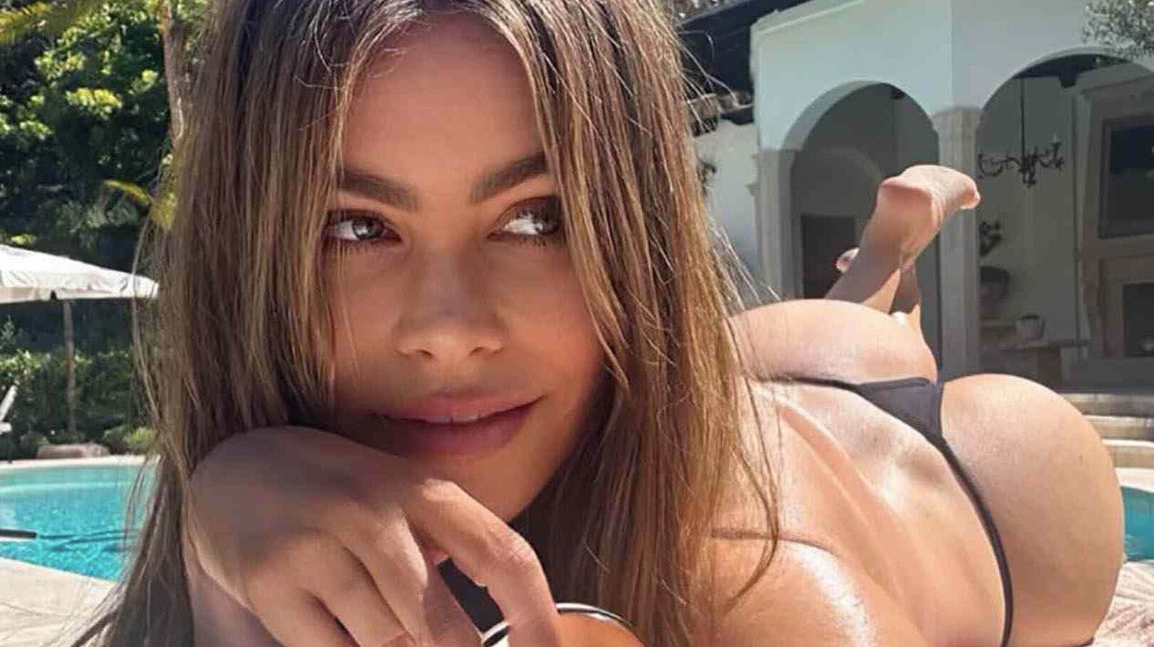 Sofía Vergara viser sol solcrememærke frem.