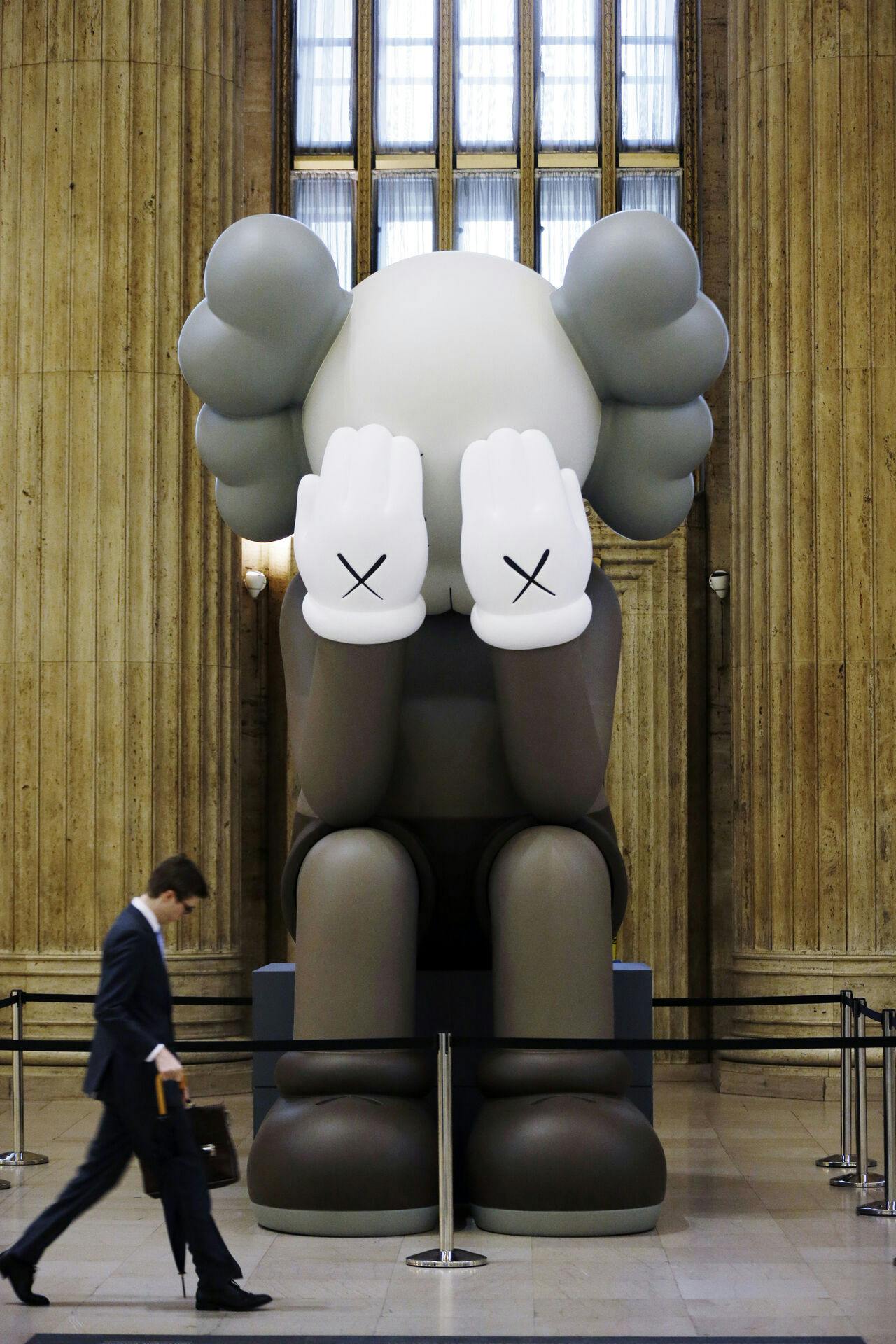 Flere steder rundt omkring i verden er flere KAWS-figurer udstillet.