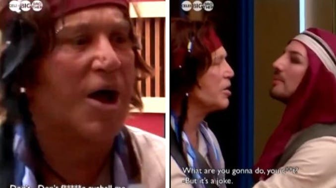 Her går Mickey Rourke amok på meddeltager.