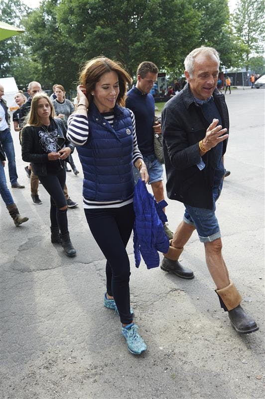 Her ses dronning Mary sammen med Michael Halbye på Roskilde Festival.