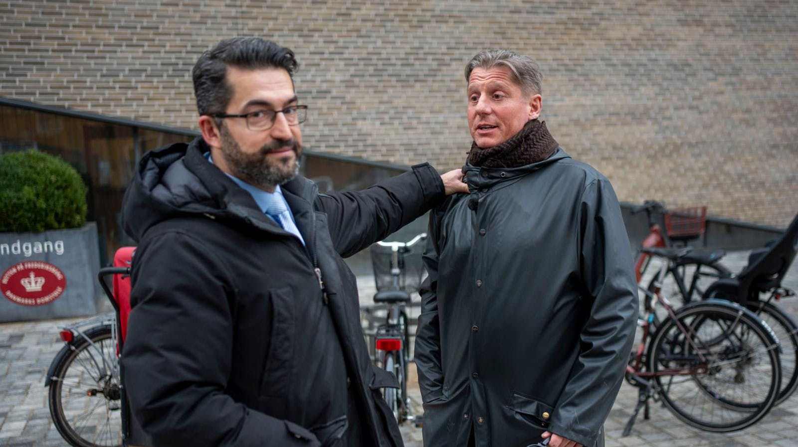 Forsvarer Erbil Kaya og Robert Hansen efter dommen, der endte med at blive ubetinget - men kan den kendte filmstjerne igen tage den med fodlænke? Eller er det tilbage bag tremmer?