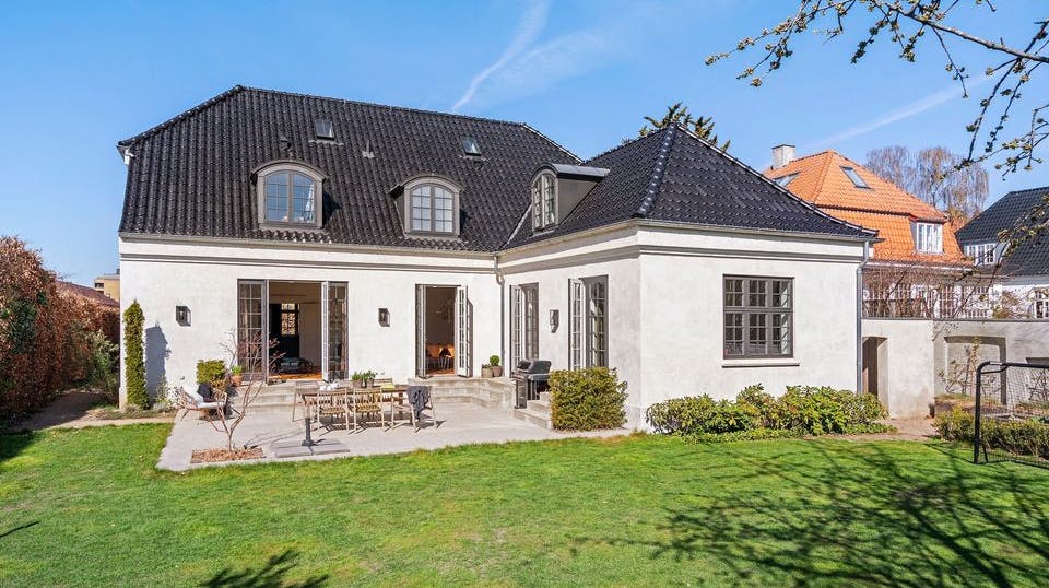 Den tidligere borgmester på Frederiksberg, Simon Aggesen, sætter prisen ned med seks millioner kroner. 