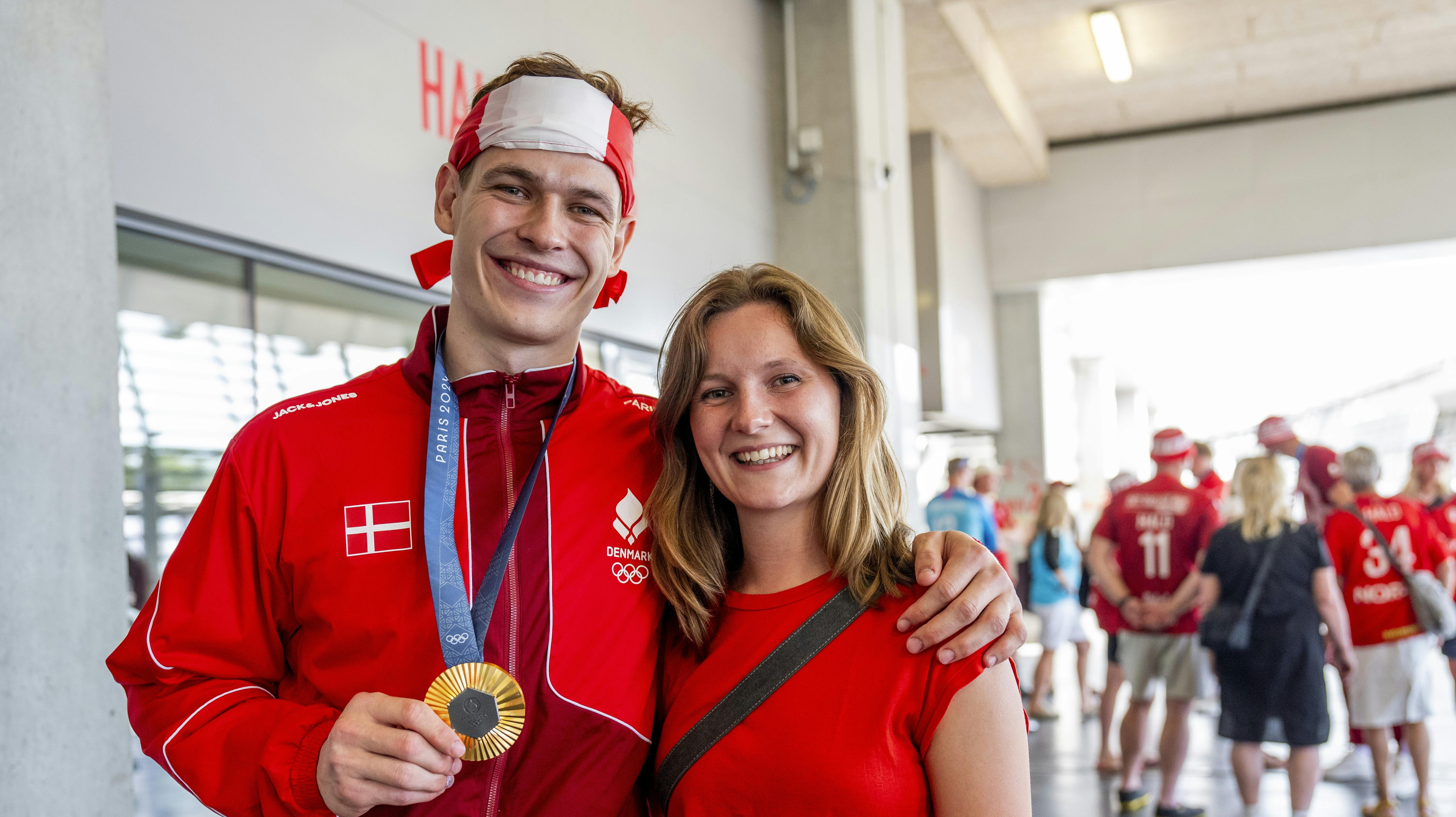 Lukas Jørgensen og kæresten Emma efter OL-guldet i Paris i sommer. 