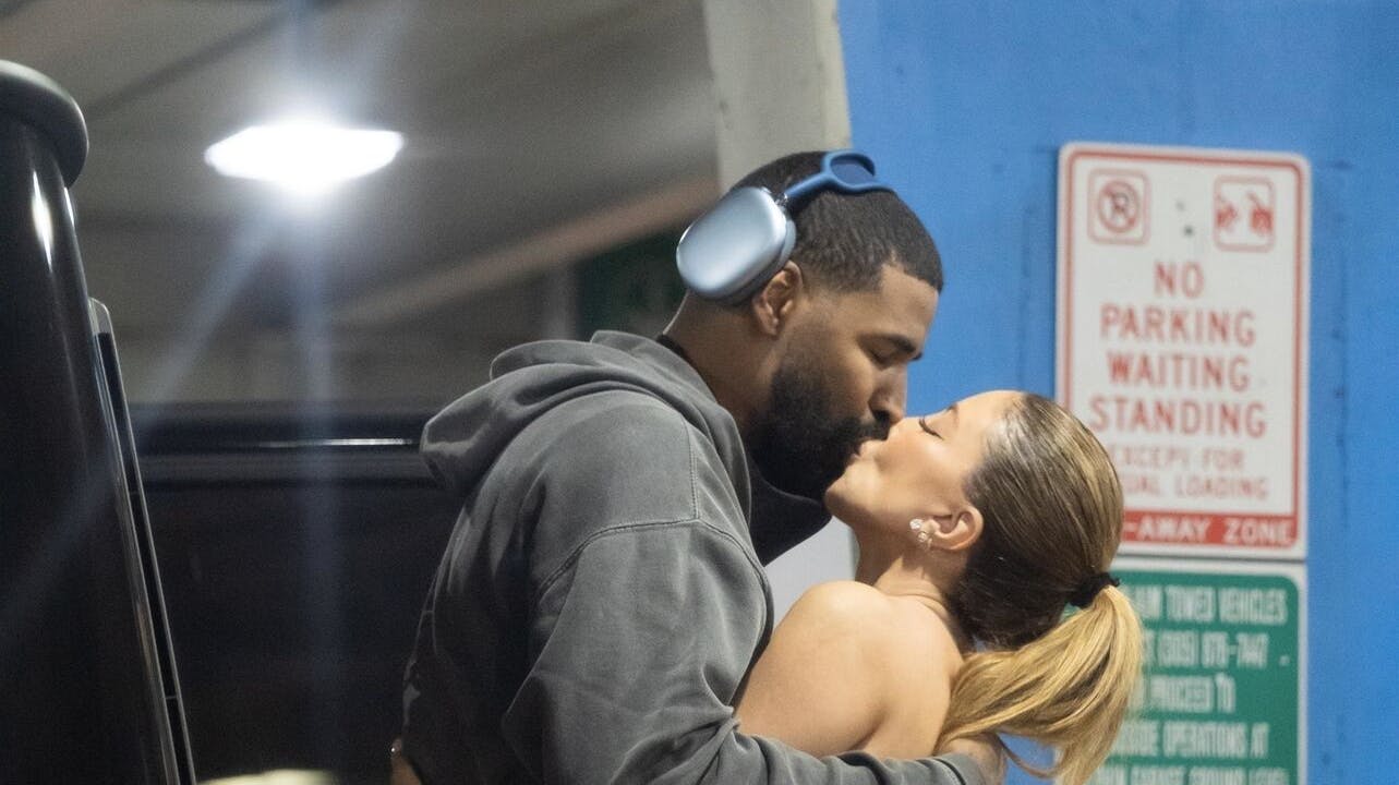 Her ses parret i en kærlig stund.