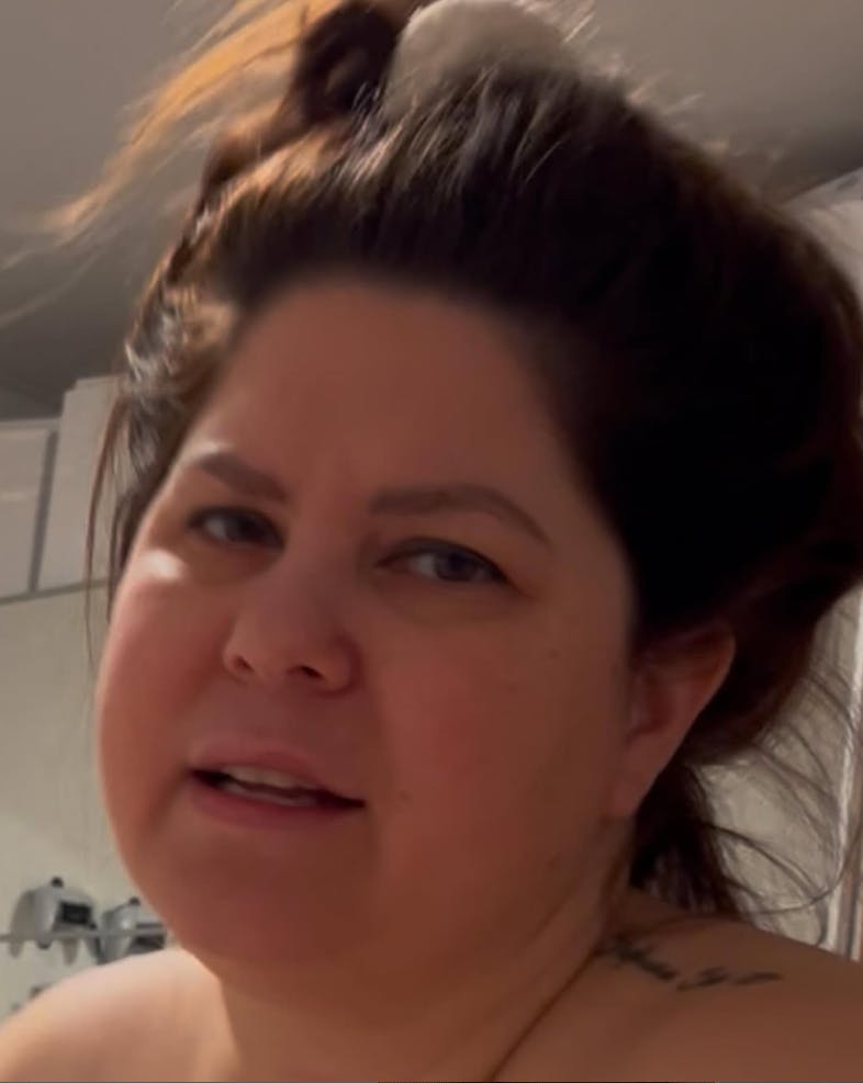 Førbilledet har Stina delt med sine Instagram-følgere. På billedet her siger vægten 101 kilo.