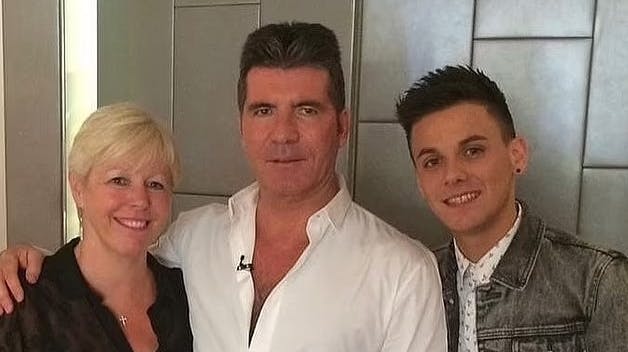 Danny Dearden (h) fotograferet sammen med "X Factor"-legenden Simon Cowell (m) og sin manager (v)