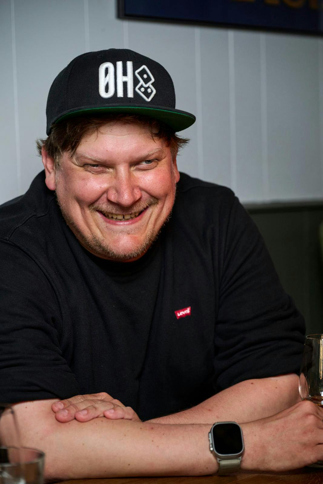 Heino Hansen skabte røre i "Forræder", da han udpegede Pernille Højmark som sin makker – for straks efter at dolke hende. En beslutning, der førte til vrede, tårer og en pause i optagelserne.