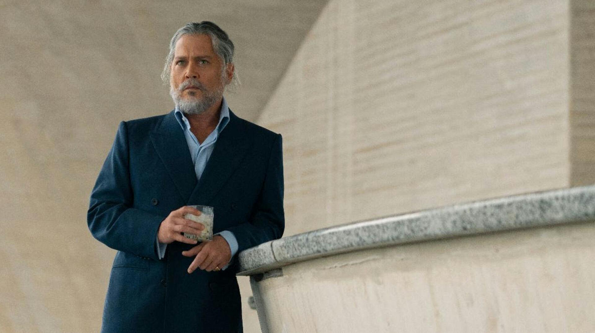 Johnny Depp méconnaissable dans le film "Day Drinker" de M.Webb. L'acteur de 61 ans y apparaît avec une barbe et des cheveux grisonnants, aux c