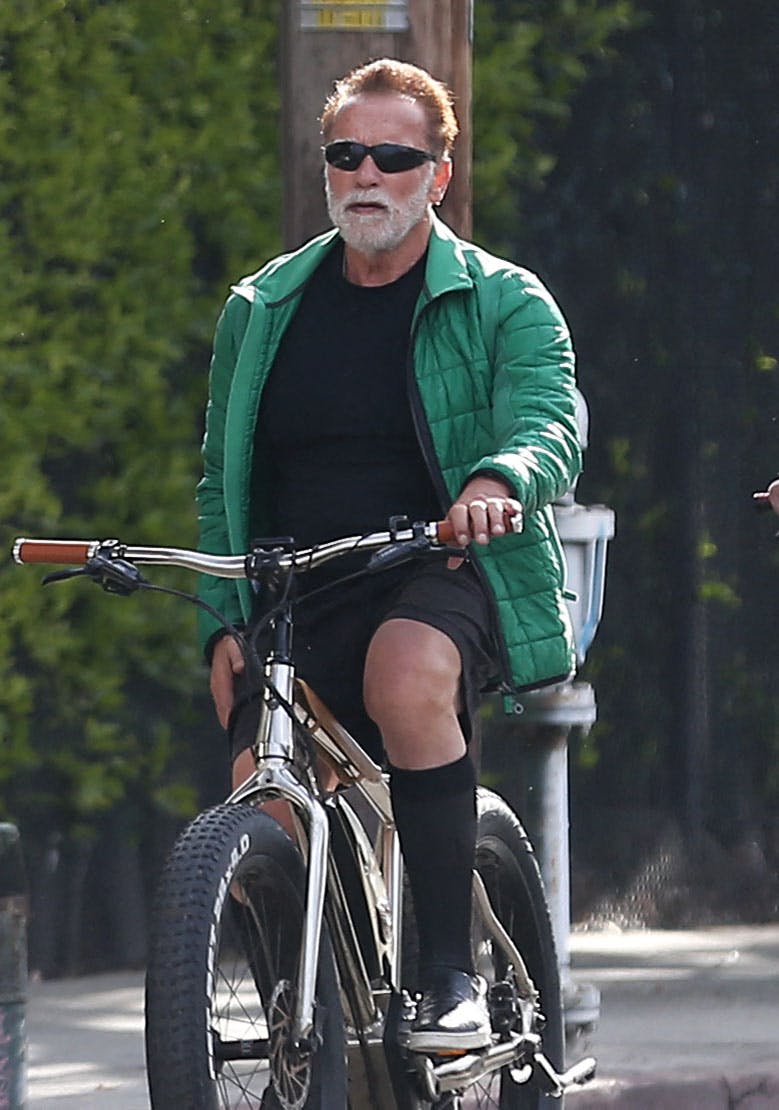 77-årige Arnold Schwarzenegger har altid gjort meget for at holde kroppen ved lige - blandt andet ved at cykle som her.