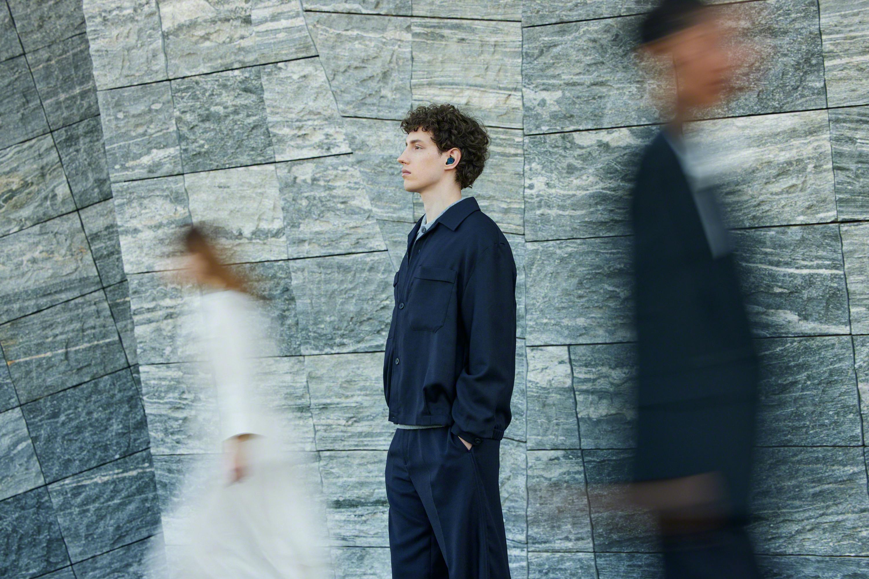 Sony WF-C710N kan uden problemer bruges i længere tid, men du skal naturligvis tilpasse dem til dine ører. Hovedtelefonen har fået en smule vokseværk siden sidst, men der følger samlet tre forskellige størrelser af øredutter med, så du kan finde den rigtige form til dine ører.