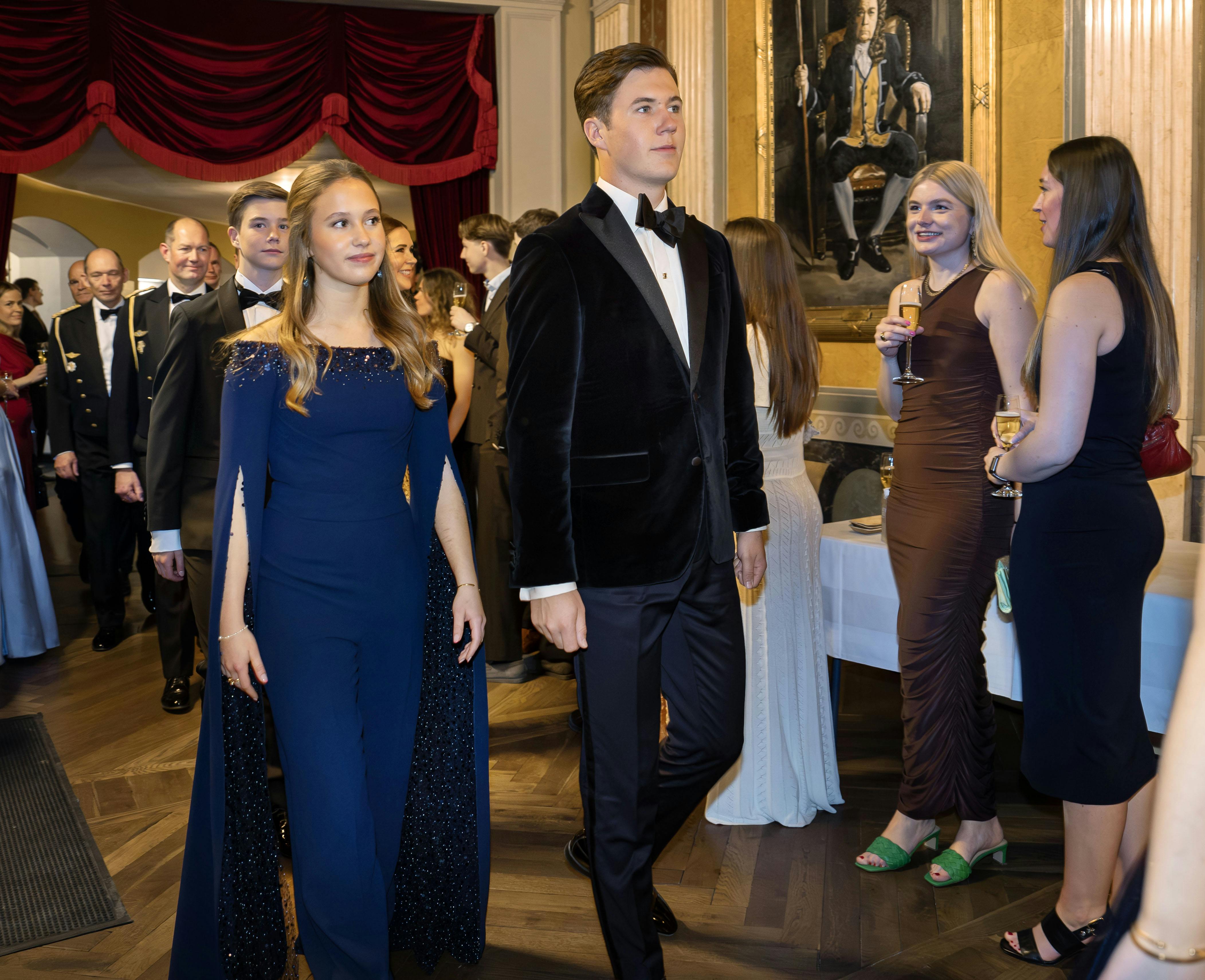 OPGAVE: Fødselsdagsforestilling i Det Kongelige Teater i anledning af prinsesse Isabellas fødselsdag.Kongefamilien går kur i pausenSTED: Det kongelige teaterJOURNALIST: Ulrik Ulriksen, Marianne Singer Sara Nørgaard og Tanja LarsenFOTOGRAF: © Hanne Juul/ Aller Foto & VideoDATO: 202504015