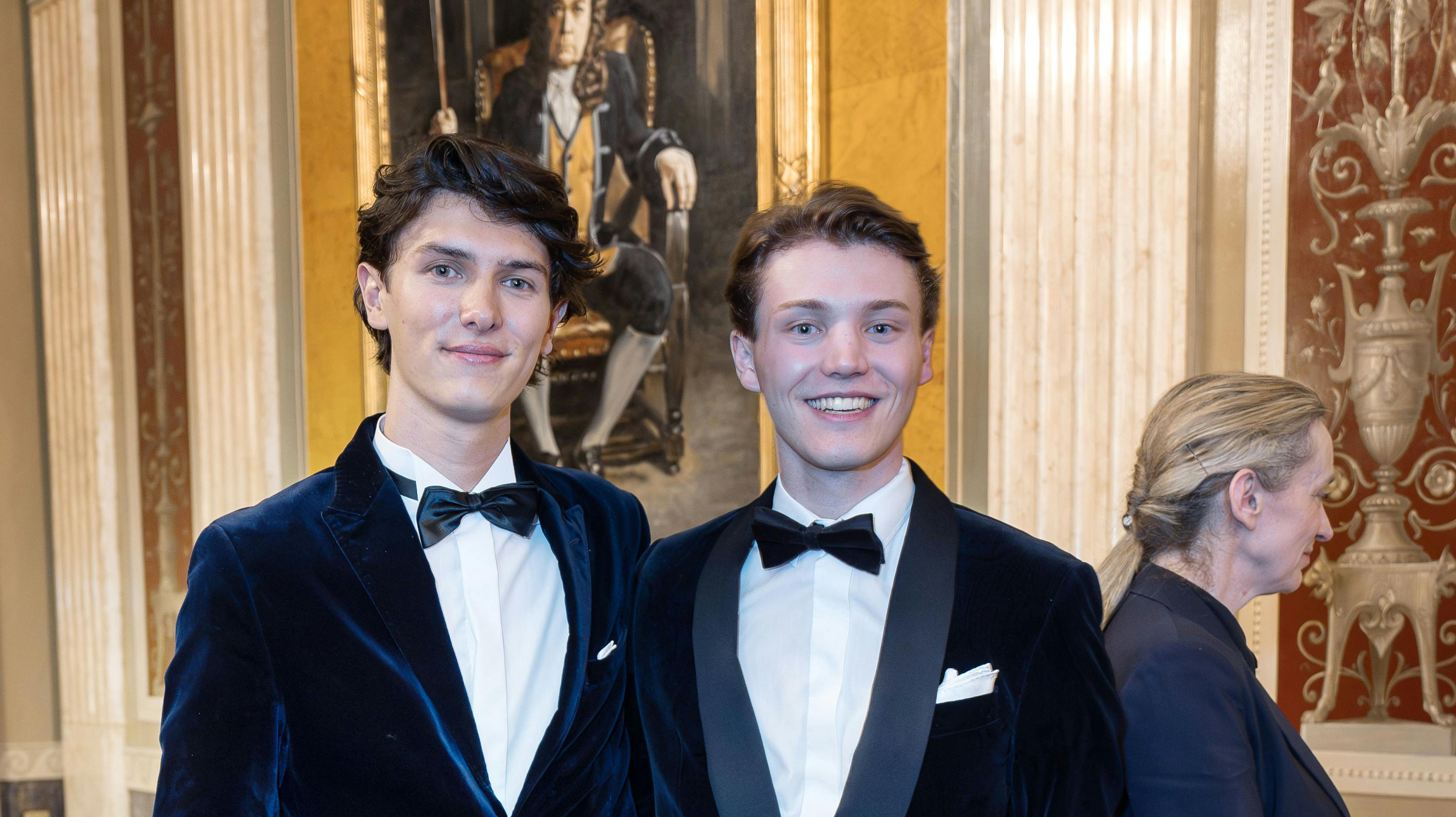 Onsdag fylder dronning Margrethe 85 år, og det fejrer kongehuset ved at dele to nye portrætter af hende. Og på Instagram har grev Nikolai været forbi opslaget for at lykønske farmor.