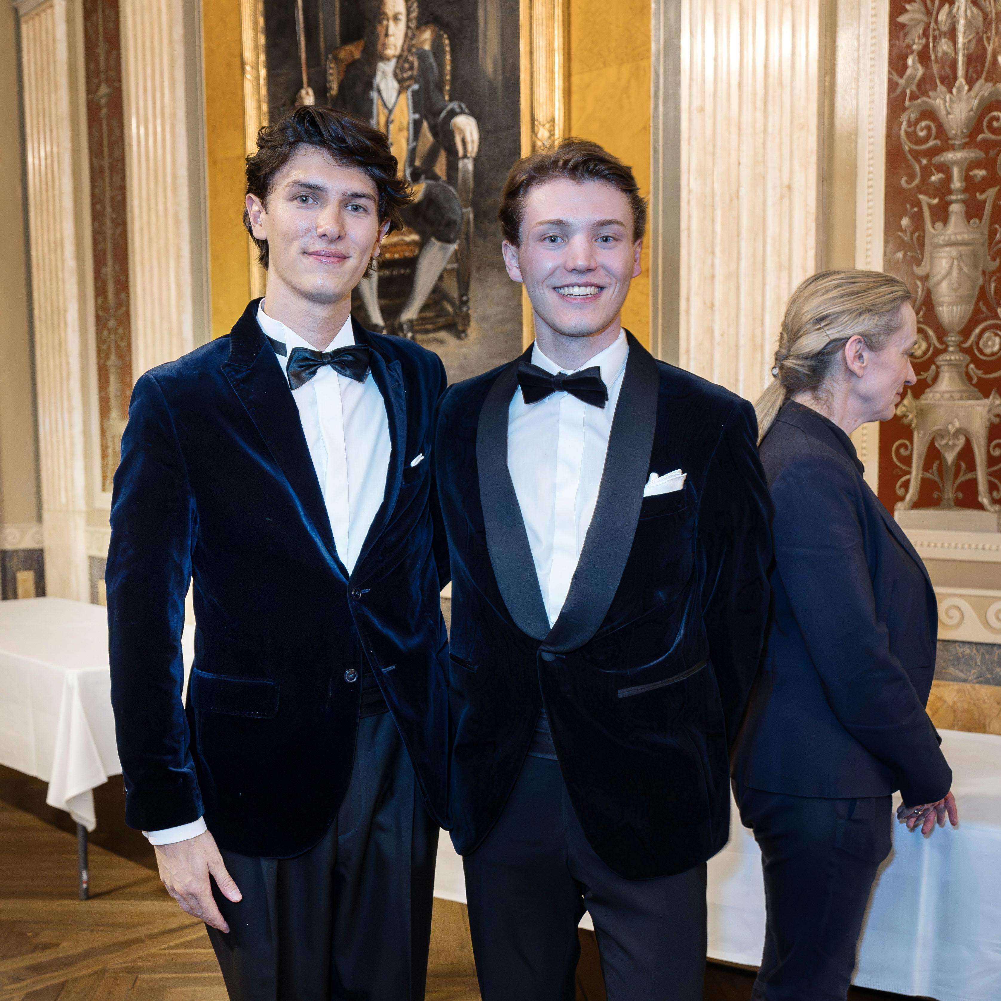 Onsdag fylder dronning Margrethe 85 år, og det fejrer kongehuset ved at dele to nye portrætter af hende. Og på Instagram har grev Nikolai været forbi opslaget for at lykønske farmor.