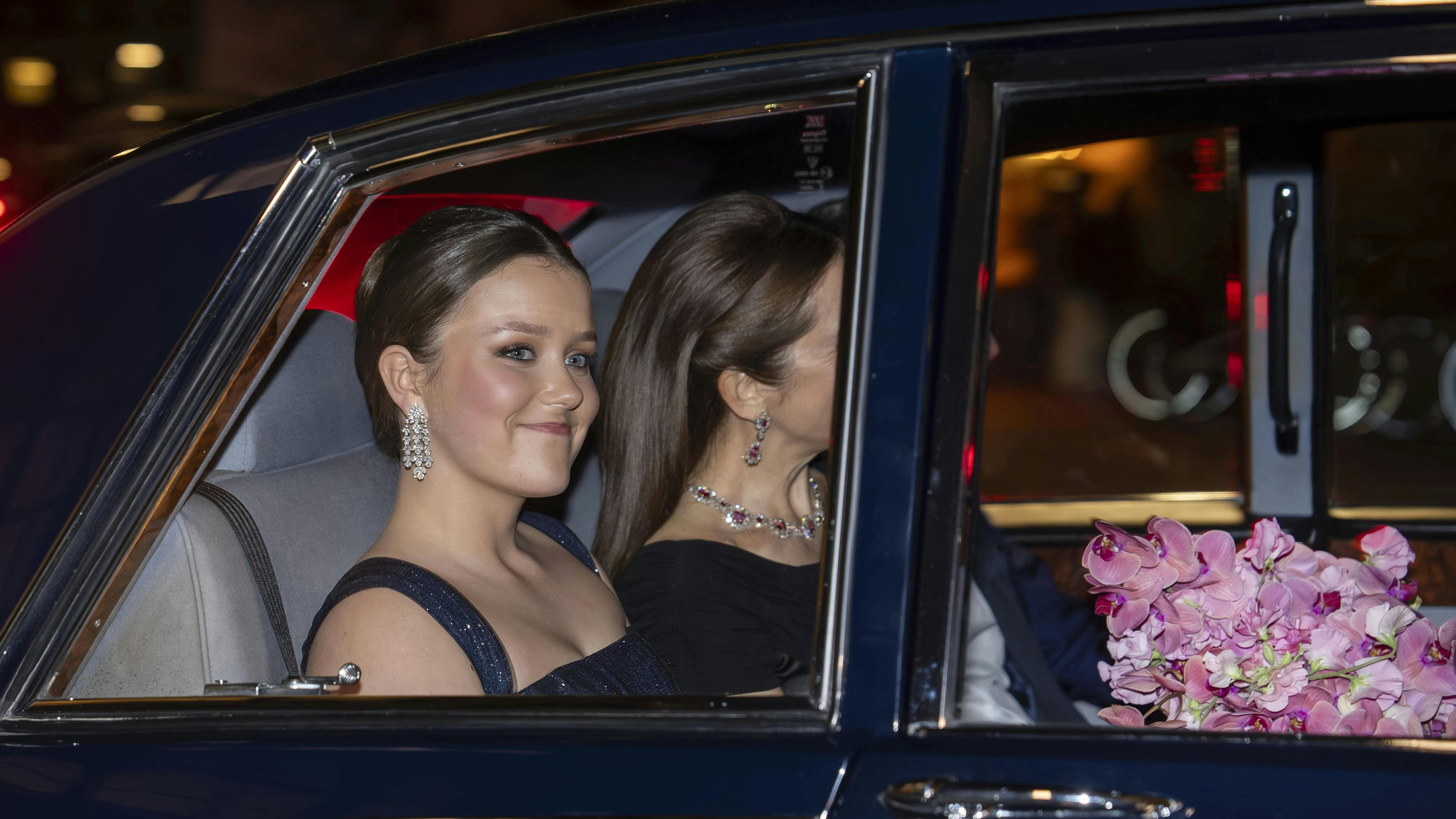 OPGAVE: Fødselsdagsforestilling i Det Kongelige Teater i anledning af prinsesse Isabellas fødselsdag.Hele den kongelige familie forlader teatretSTED: Det kongelige teaterJOURNALIST: Ulrik Ulriksen, Marianne Singer Sara Nørgaard og Tanja LarsenFOTOGRAF: © Hanne Juul/ Aller Foto & VideoDATO: 202504015