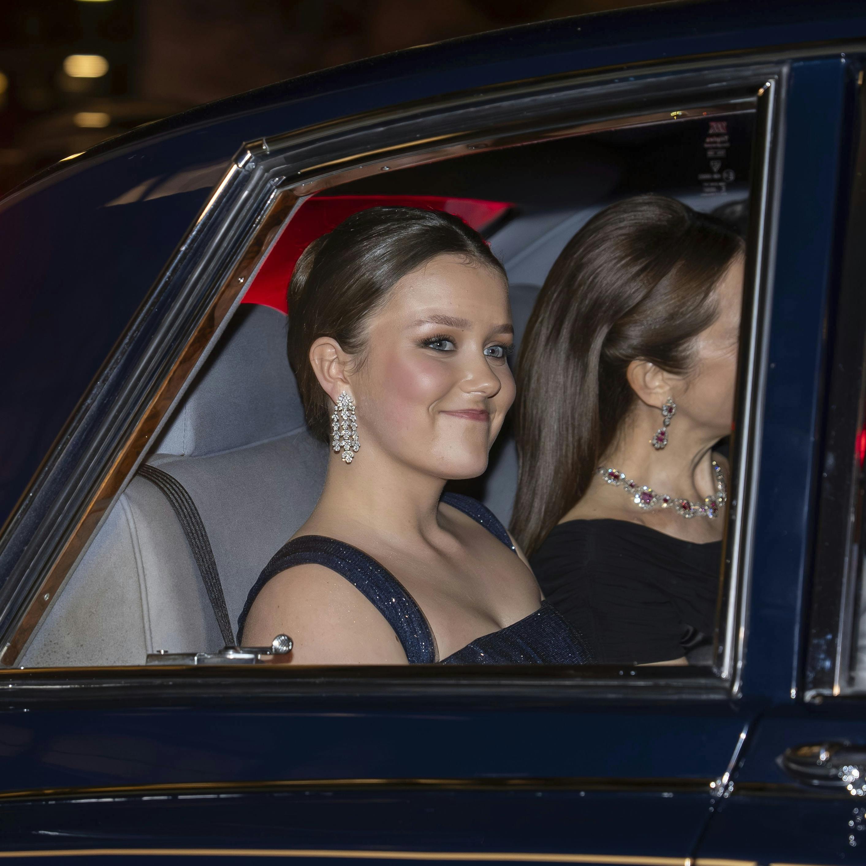 OPGAVE: Fødselsdagsforestilling i Det Kongelige Teater i anledning af prinsesse Isabellas fødselsdag.Hele den kongelige familie forlader teatretSTED: Det kongelige teaterJOURNALIST: Ulrik Ulriksen, Marianne Singer Sara Nørgaard og Tanja LarsenFOTOGRAF: © Hanne Juul/ Aller Foto & VideoDATO: 202504015