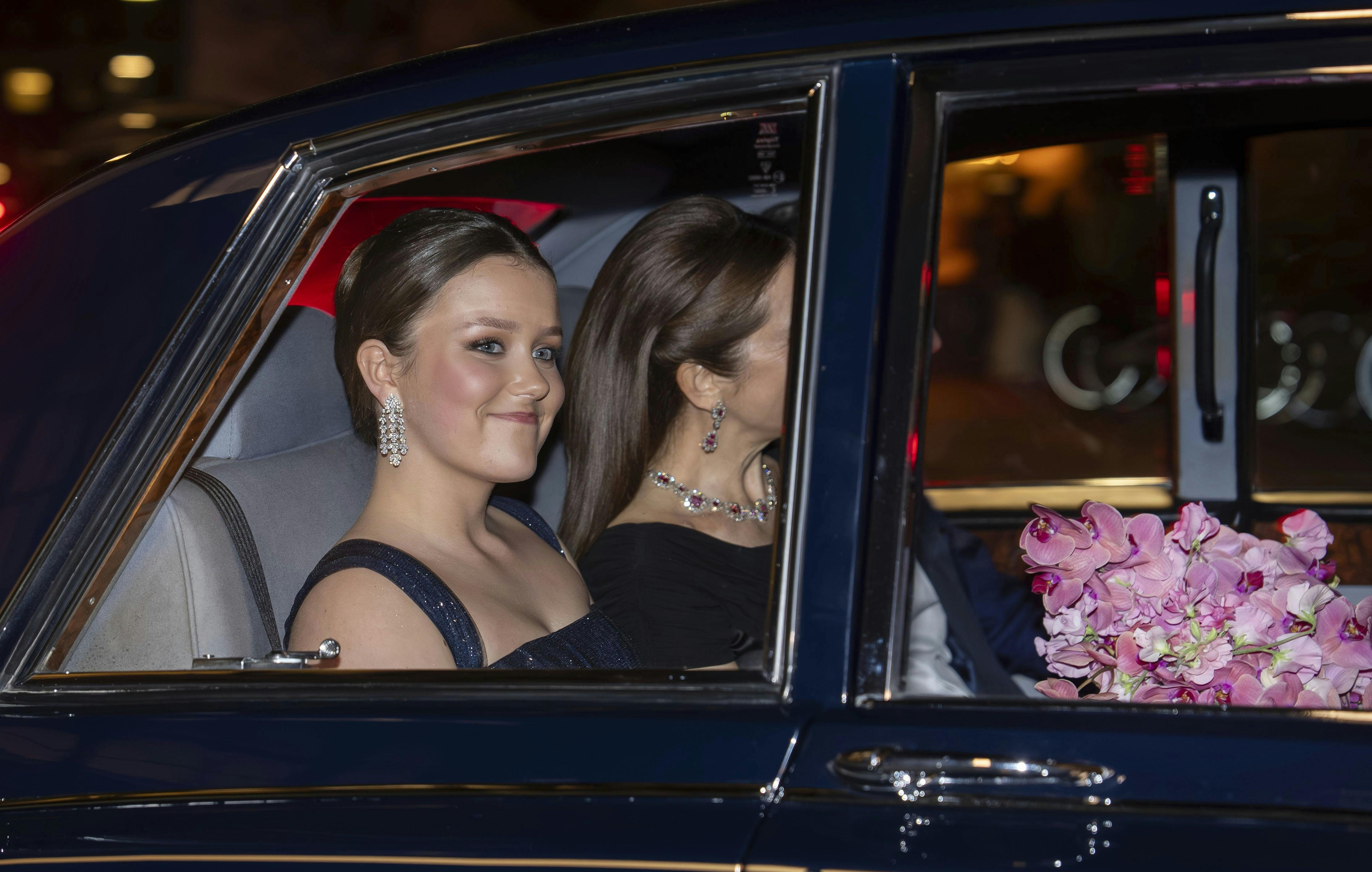 OPGAVE: Fødselsdagsforestilling i Det Kongelige Teater i anledning af prinsesse Isabellas fødselsdag.Hele den kongelige familie forlader teatretSTED: Det kongelige teaterJOURNALIST: Ulrik Ulriksen, Marianne Singer Sara Nørgaard og Tanja LarsenFOTOGRAF: © Hanne Juul/ Aller Foto & VideoDATO: 202504015