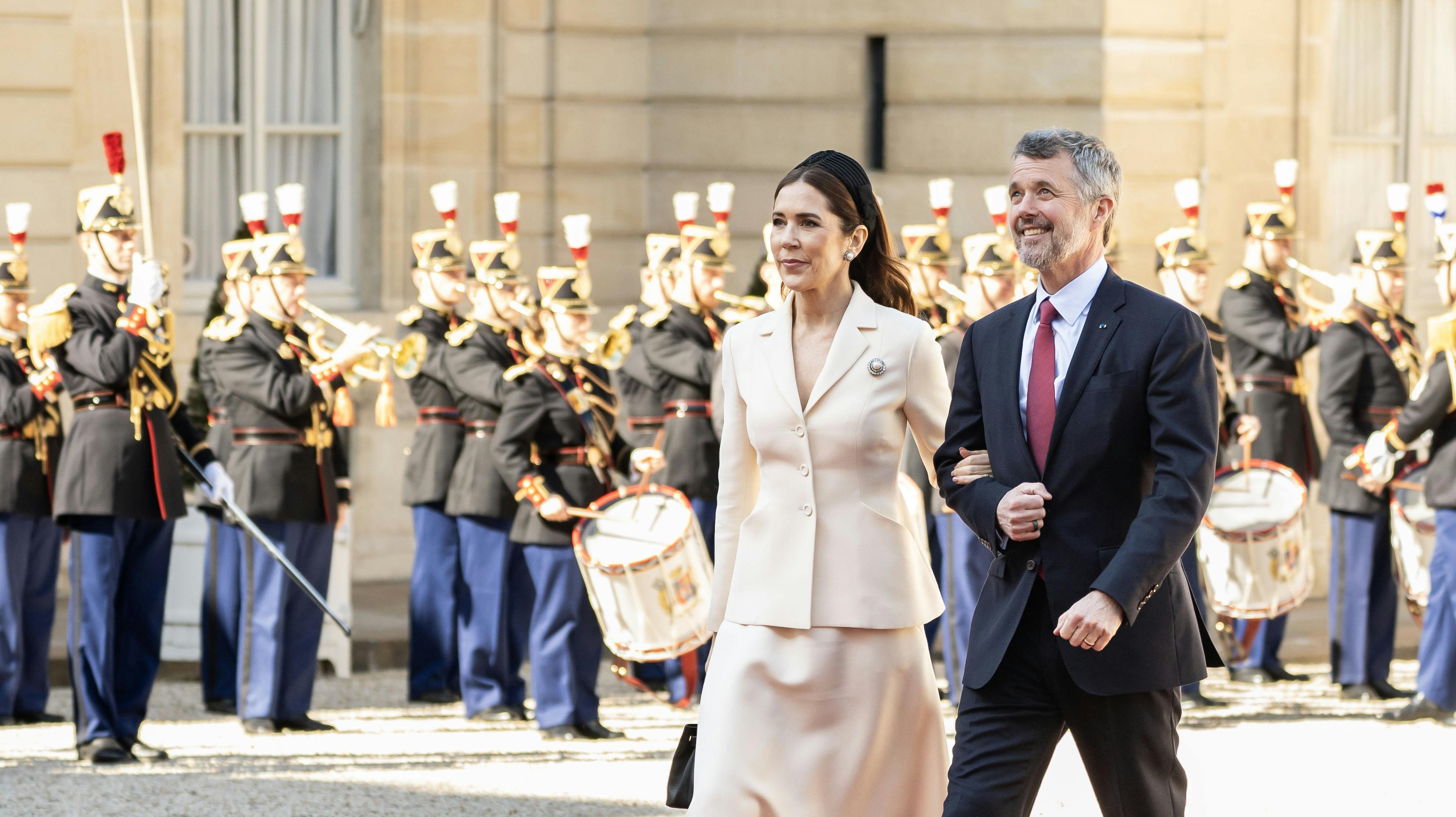 53-årige dronning Mary fik beundrende blikke af den franske presse, da hun og Frederik, 56, indtog Paris.