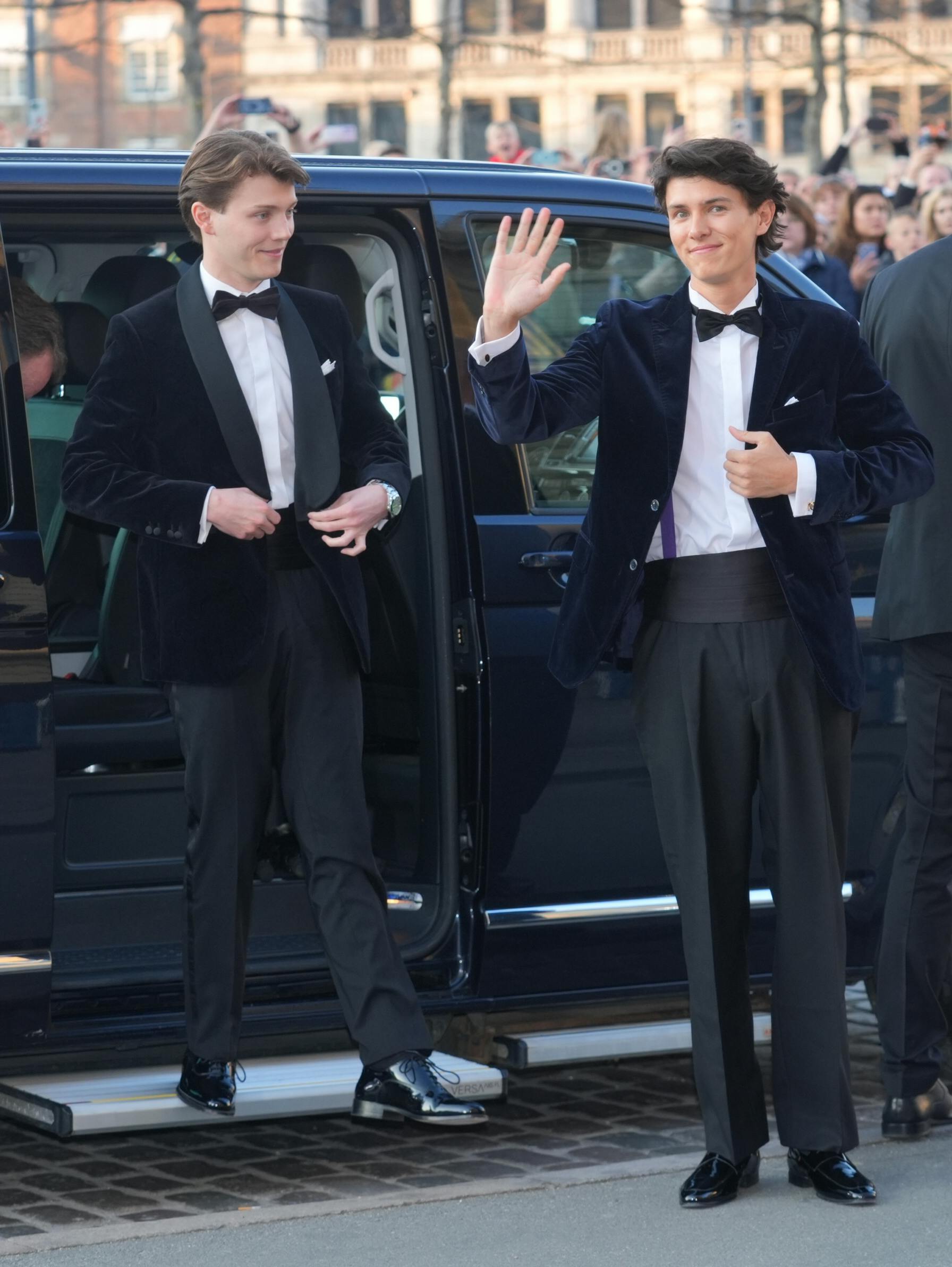 Man var ikke i tvivl om, at grev Felix og grev Nikolai ville have styr på stilen, da de ankom til prinsesse Isabellas fødselsdagsfejring.