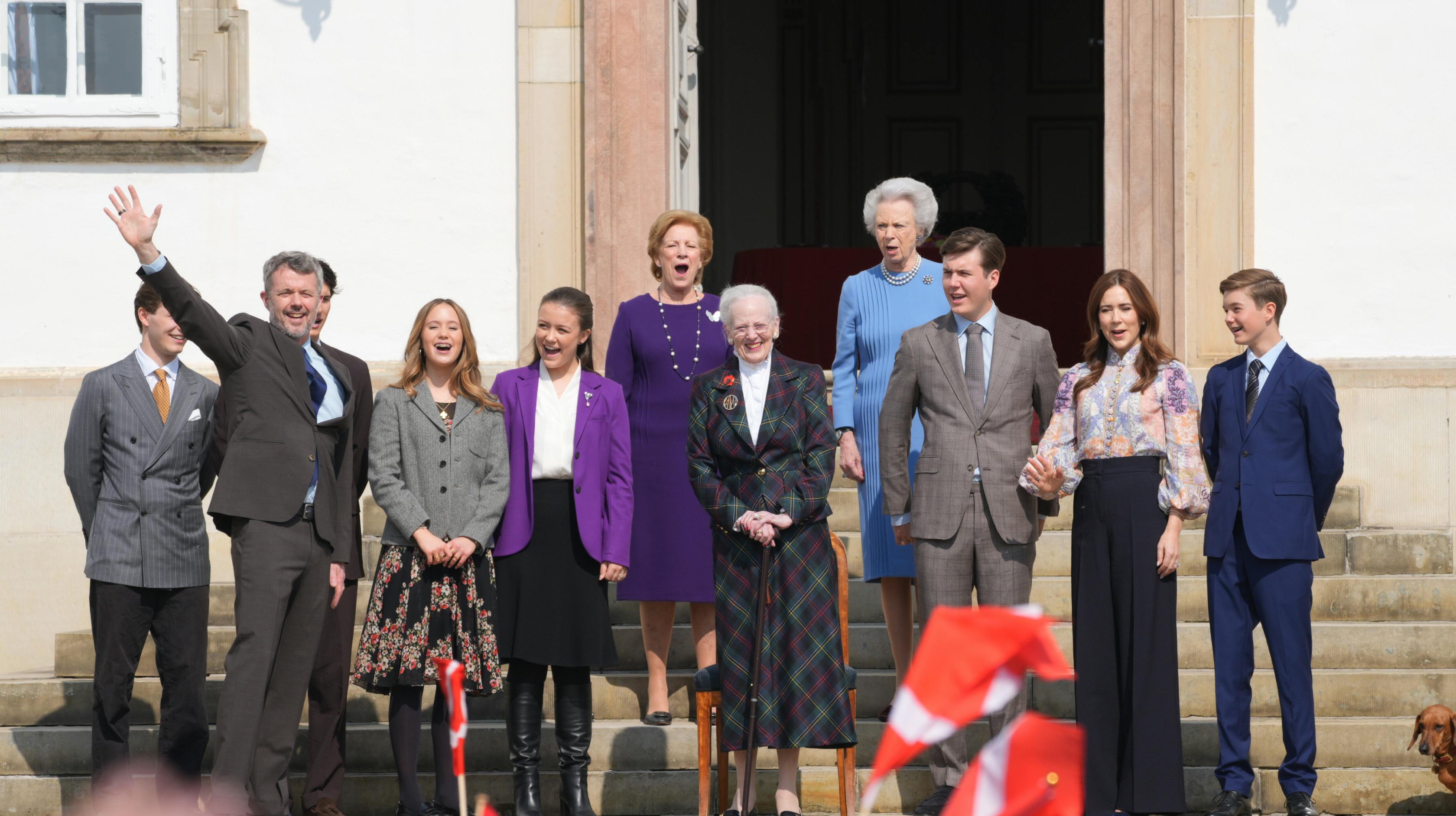 Selvom dronning Margrethe er dagens hovedperson, fik gravhunden Tillia også en masse opmærksomhed.