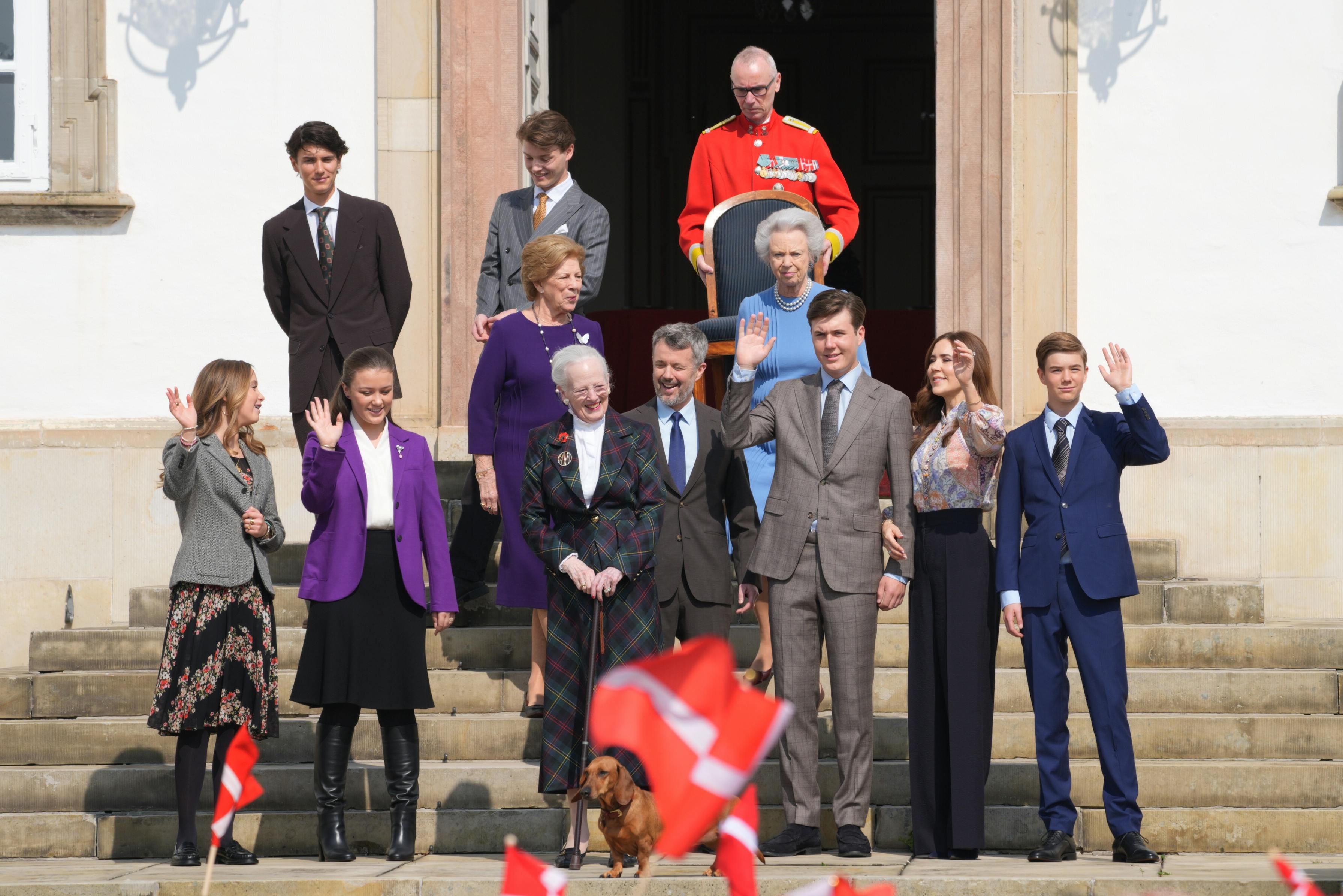 I baggrunden bliver stolen båret ned til dronning Margrethe.
