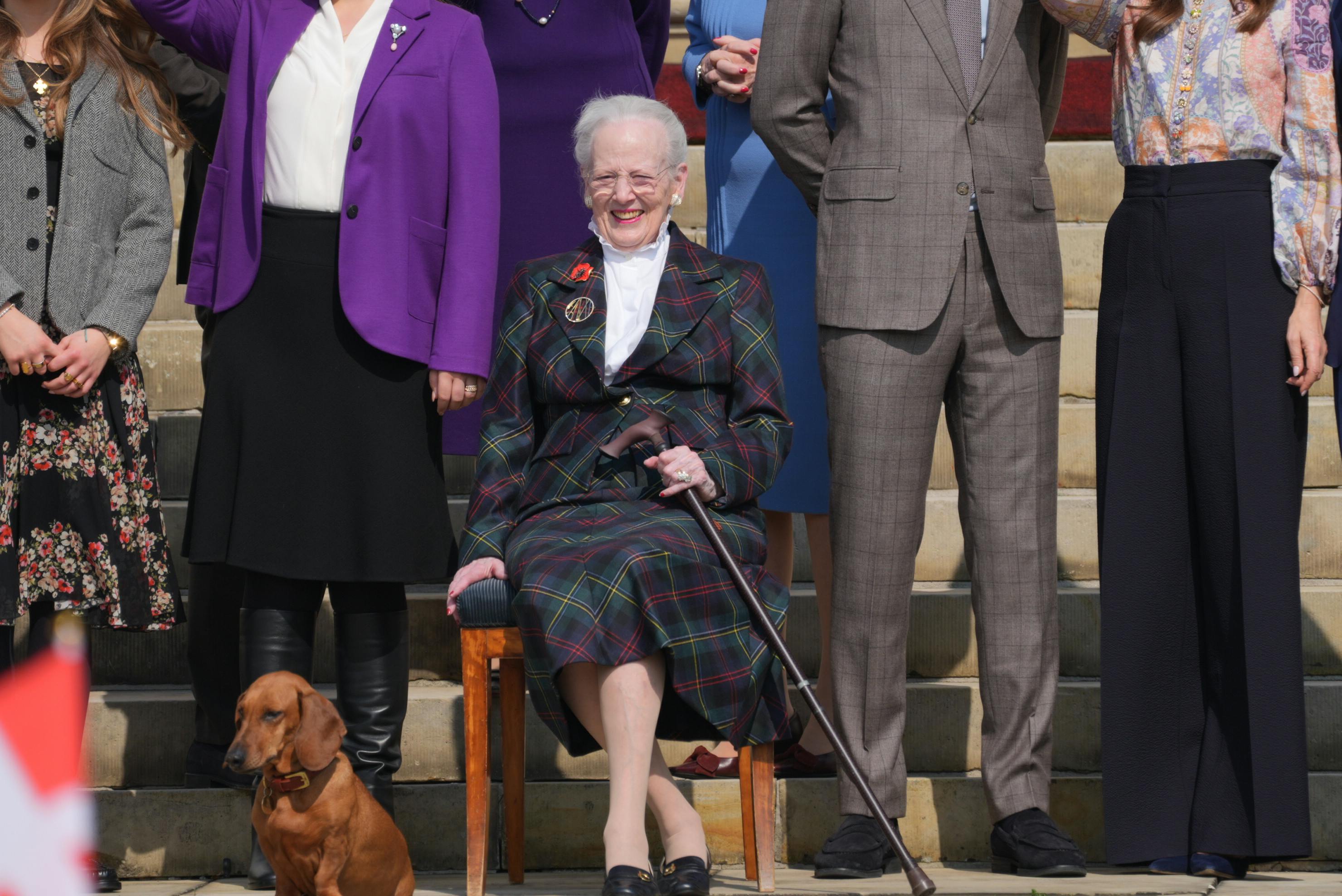 Dronning Margrethe havde både en stol og gravhunden Tillia trofast ved sin side.