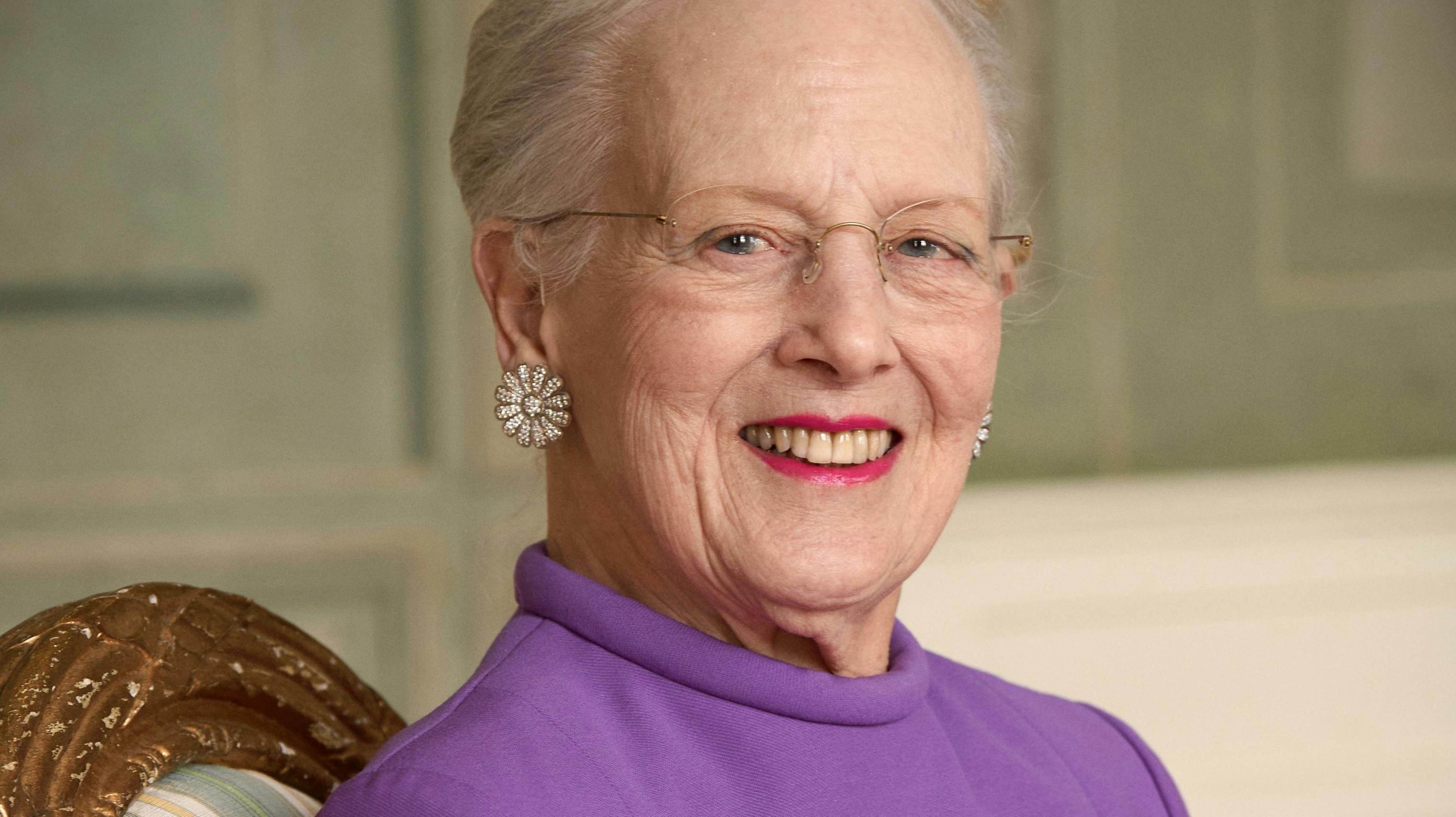 Dronning Margrethe er iført noget helt ikonisk tøj på sine nye fødselsdagsbilleder, der i dag er blevet offentliggjort i forbindelse med hendes 85-års fødselsdag 