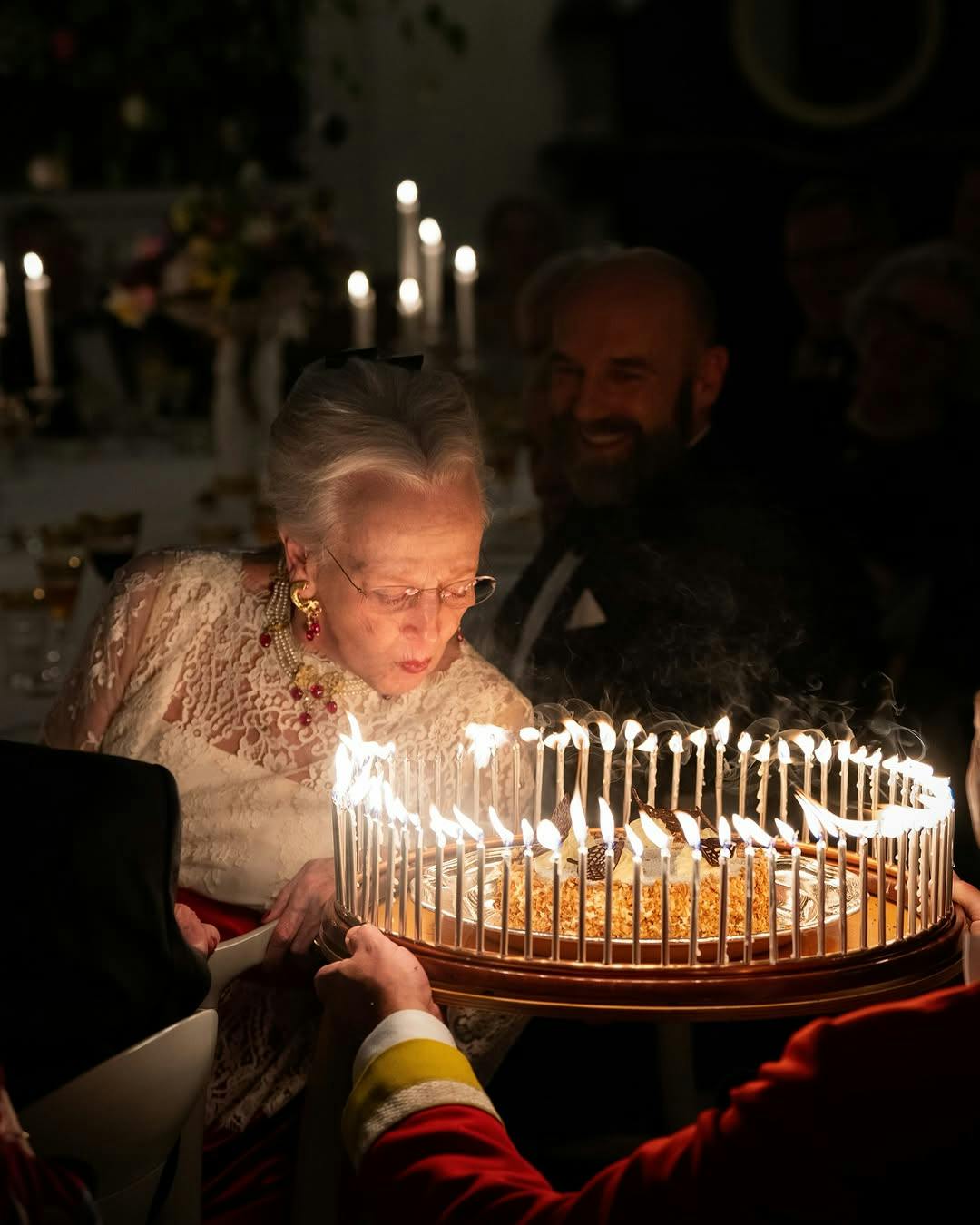 Der var naturligvis kage med lys, som dronningen traditionen tro skulle puste ud.