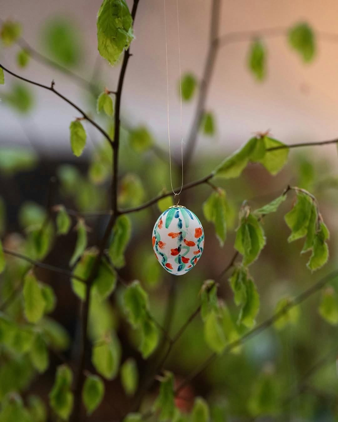 Flere steder var der pyntet med påskeæg, som dronningen selv har dekoreret gennem årene.