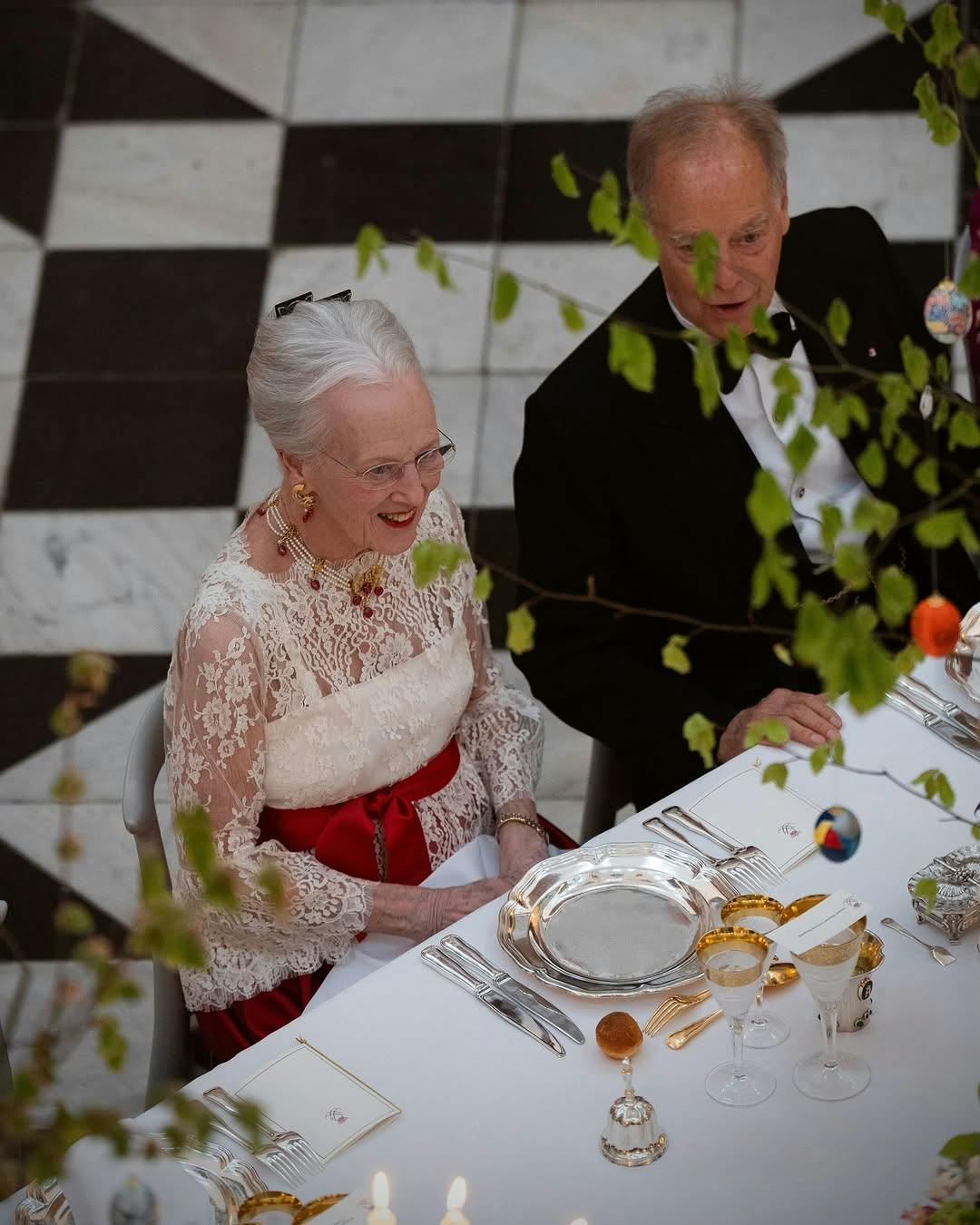 Dronning Margrethe sad ved siden af sin gode ven, skuespiller Joen Bille.