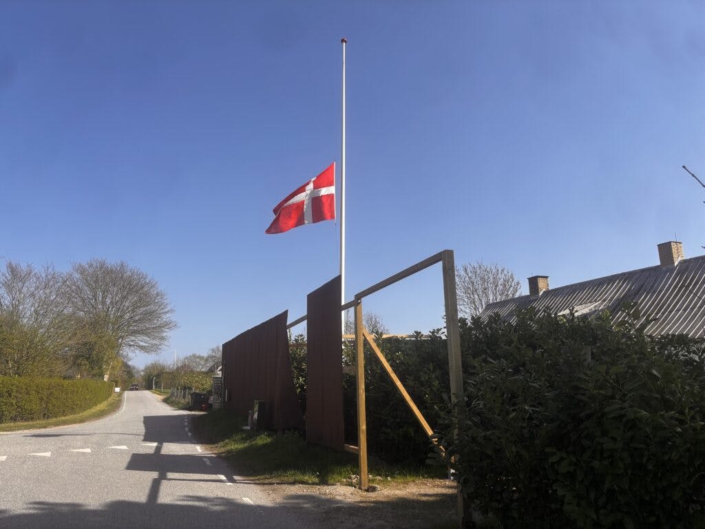 Det er vist tydeligt, hvad naboen mener om de mange gæster til minigolfbanen.